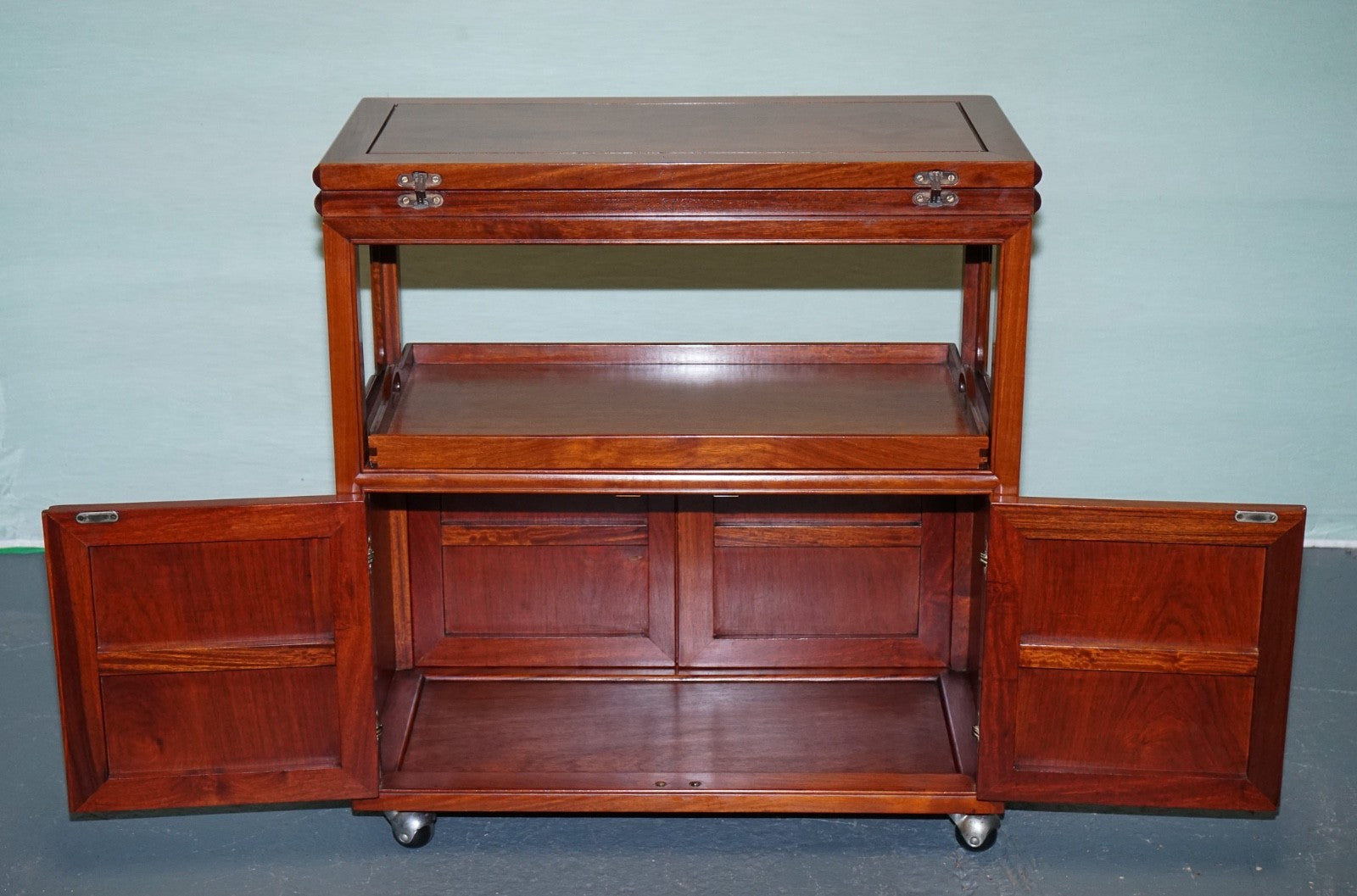 VINTAGE ORIENTAL CHINESE ROLLING BAR CABINET MID CENTURY TEA OR LIQUOR CART