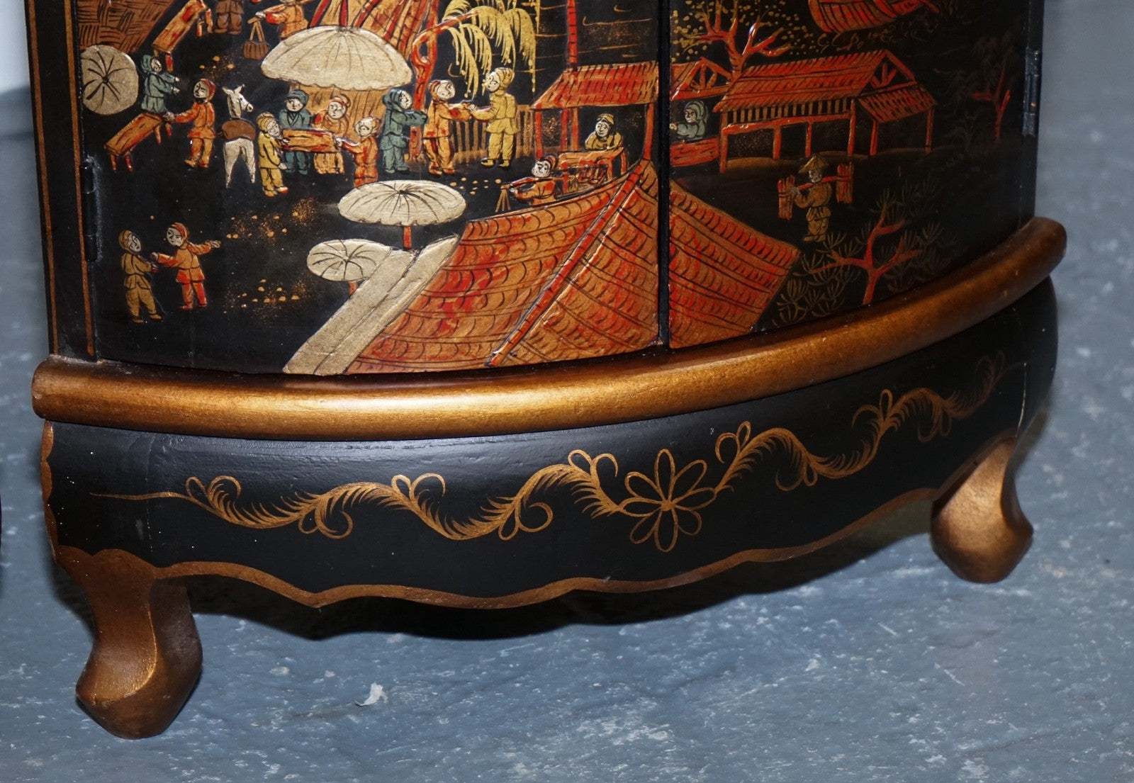 MATCHING PAIR OF CHINESE CHINOISERIE DECORATIVE CORNER CABINETS WITH CUPBOARD