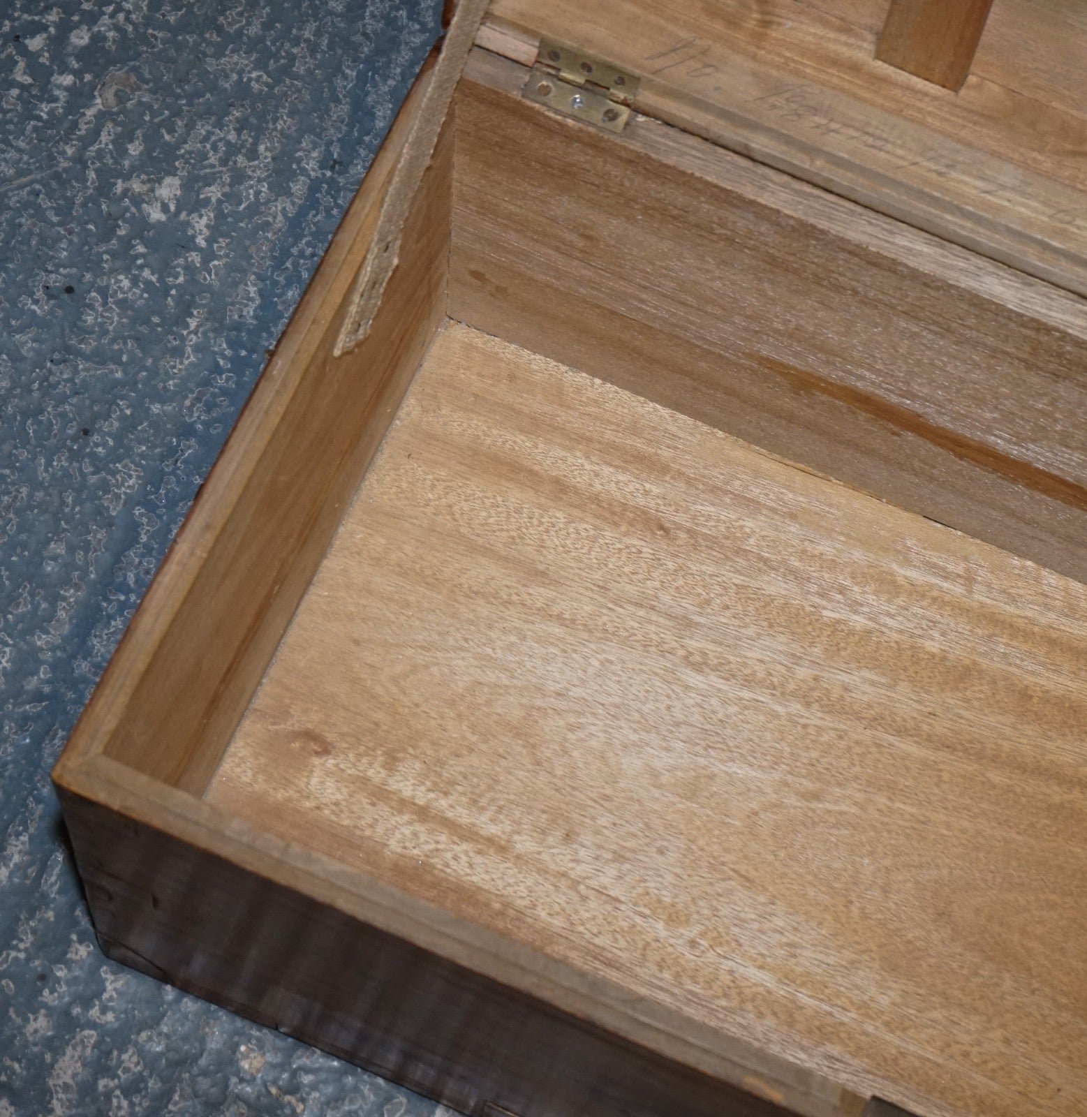 19TH CENTURY ENGLISH ANTIQUE FULLY RESTORED CAMPHOR WOOD CHEST STORAGE TRUNK