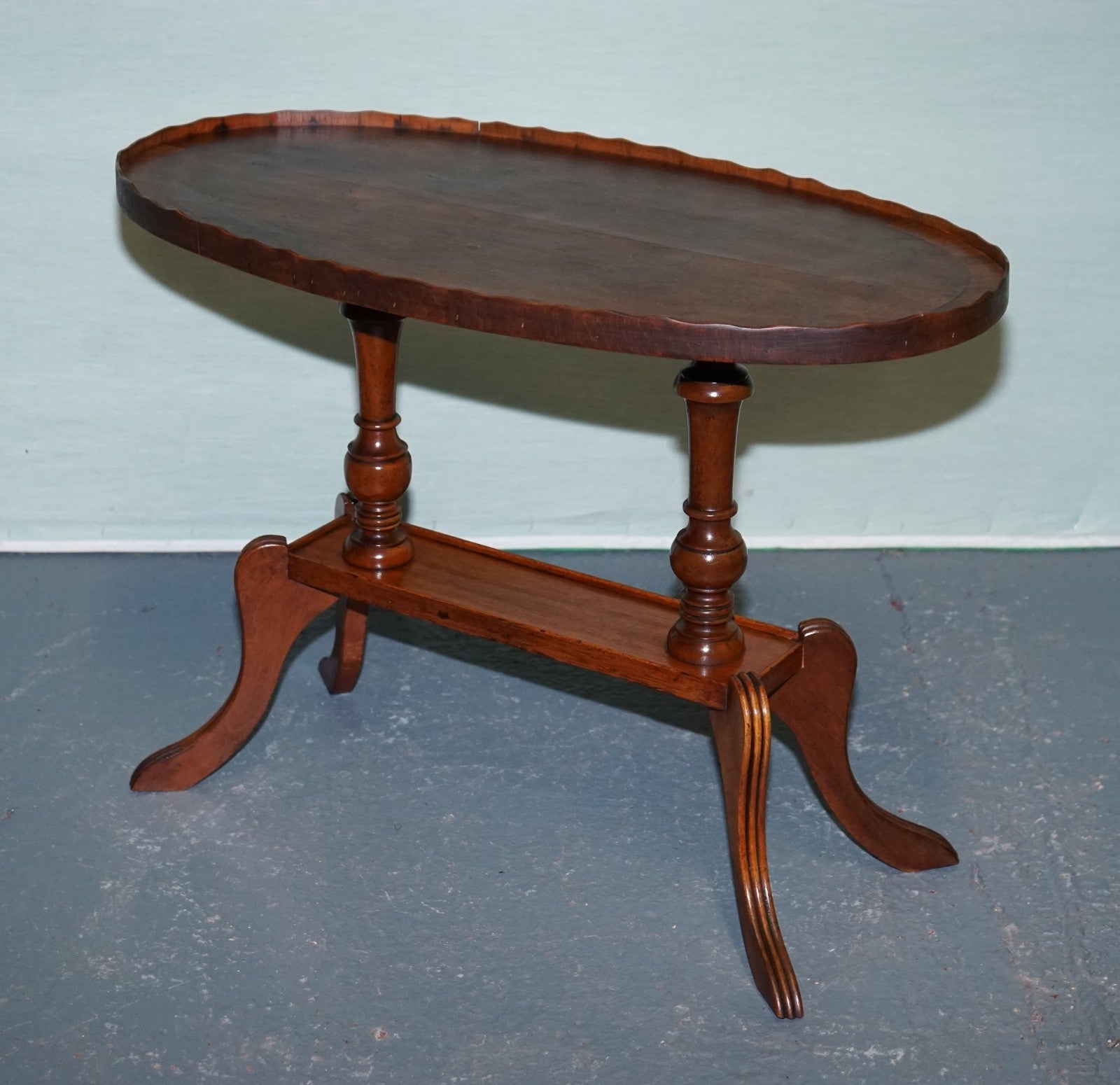 VINTAGE OVAL SCALLOPED EDGE OCCASIONAL SIDE TABLE