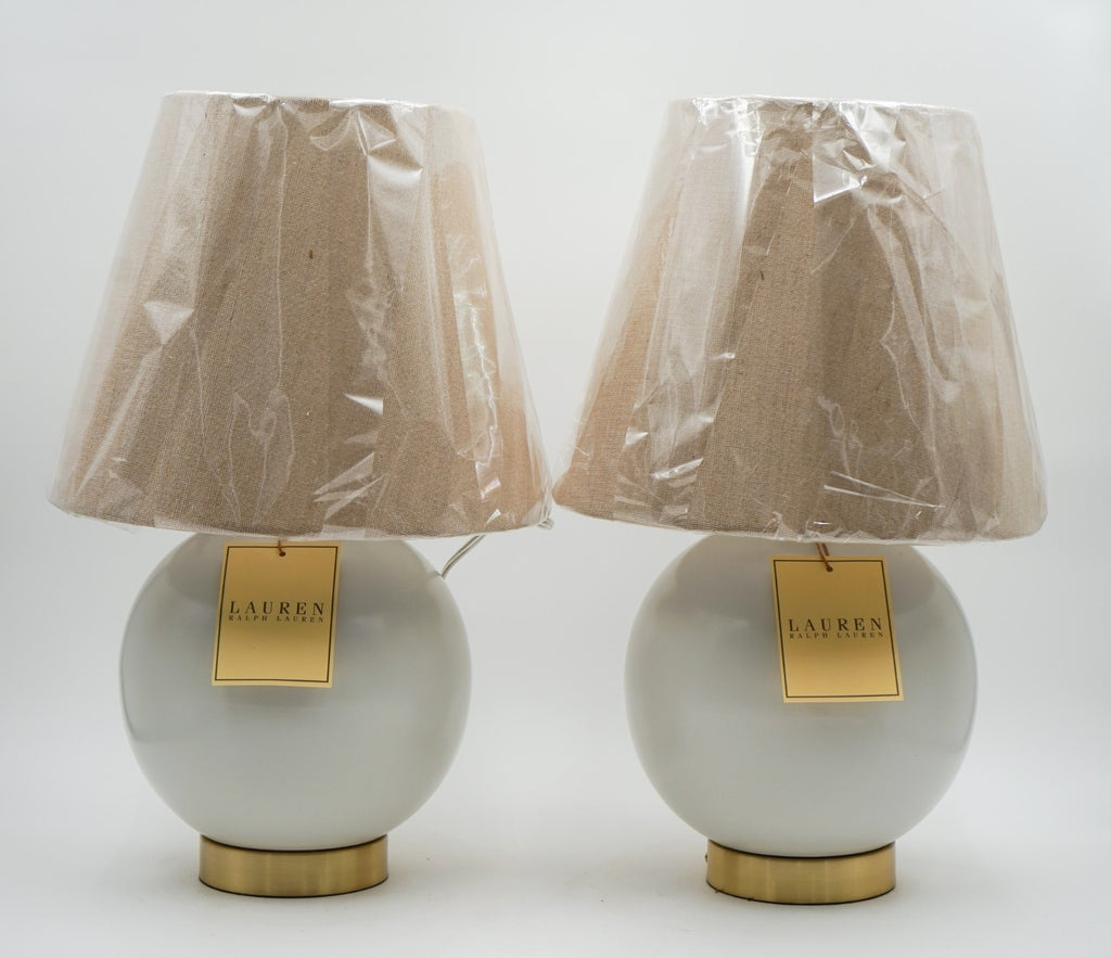 PAIR OF RALPH LAUREN EX DISPLAY WHITE CERAMIC TABLE LAMPS INCLUDING SHADES (2/2)