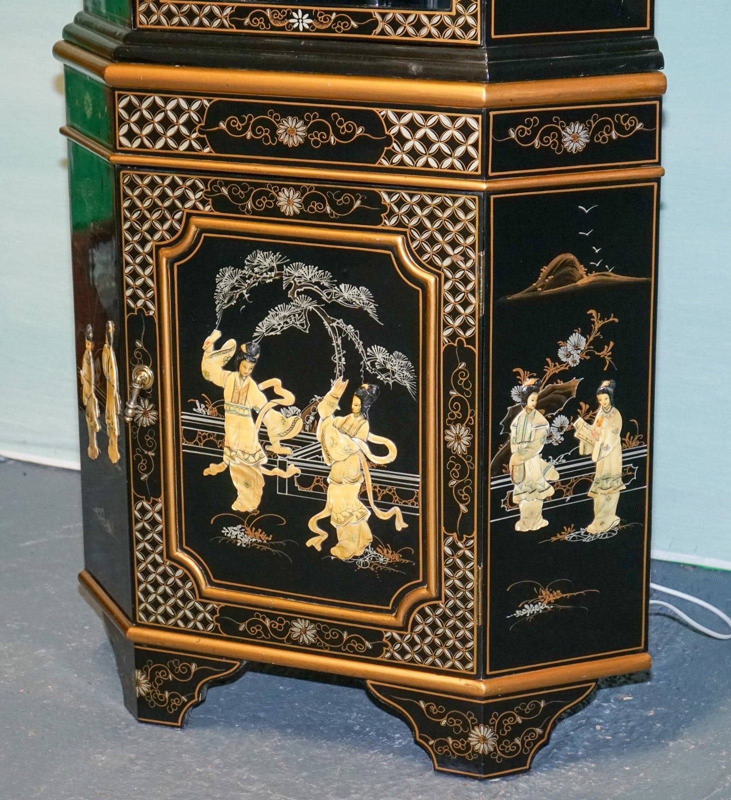 ELEGANT VINTAGE BLACK LACQUERED CORNER CABINET MOTHER PEARL & GILT INLAY