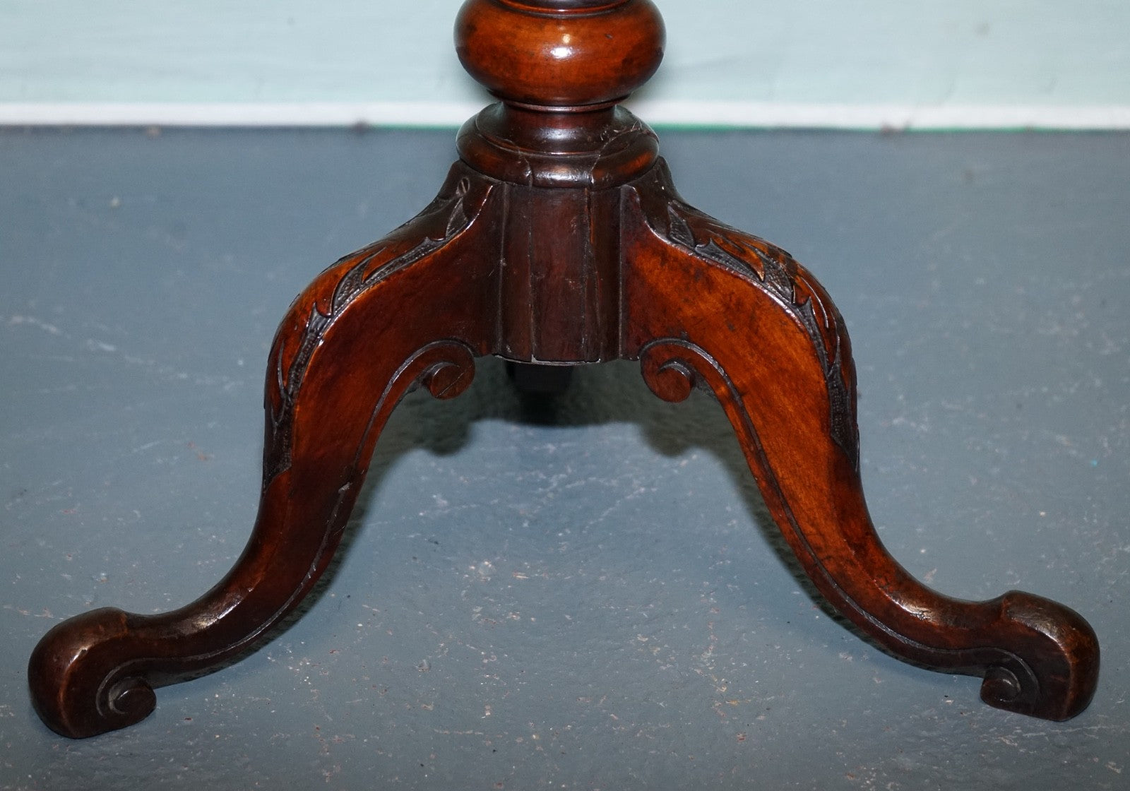 ANTIQUE VICTORIAN TRIPOD SIDE TABLE ROUND WINE TABLE WITH CABRIOLE LEGS