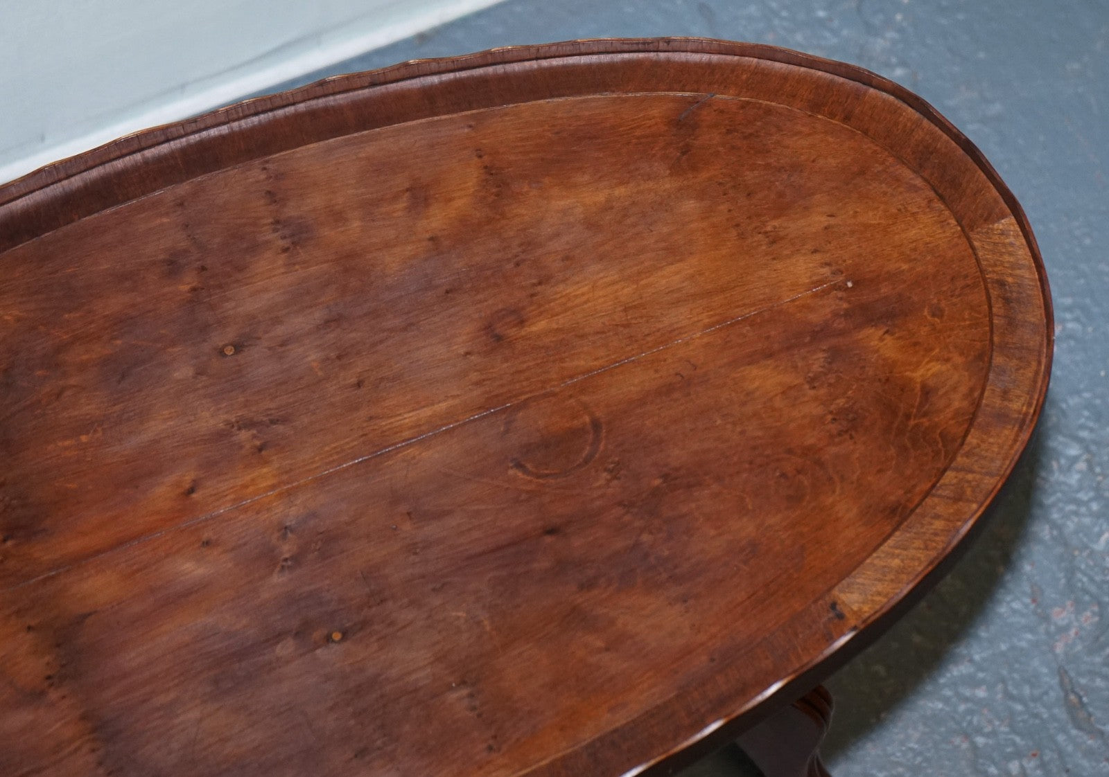 VINTAGE OVAL SCALLOPED EDGE OCCASIONAL SIDE TABLE