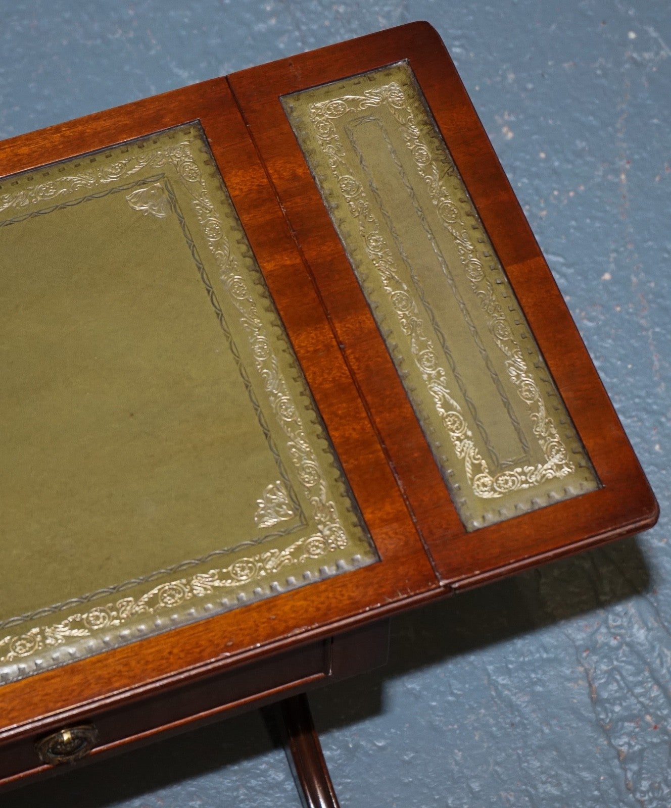 REGENCY STYLE HARDWOOD SIDE TABLE WITH GREEN LEATHER iNSET TOP & DROP LEAVES