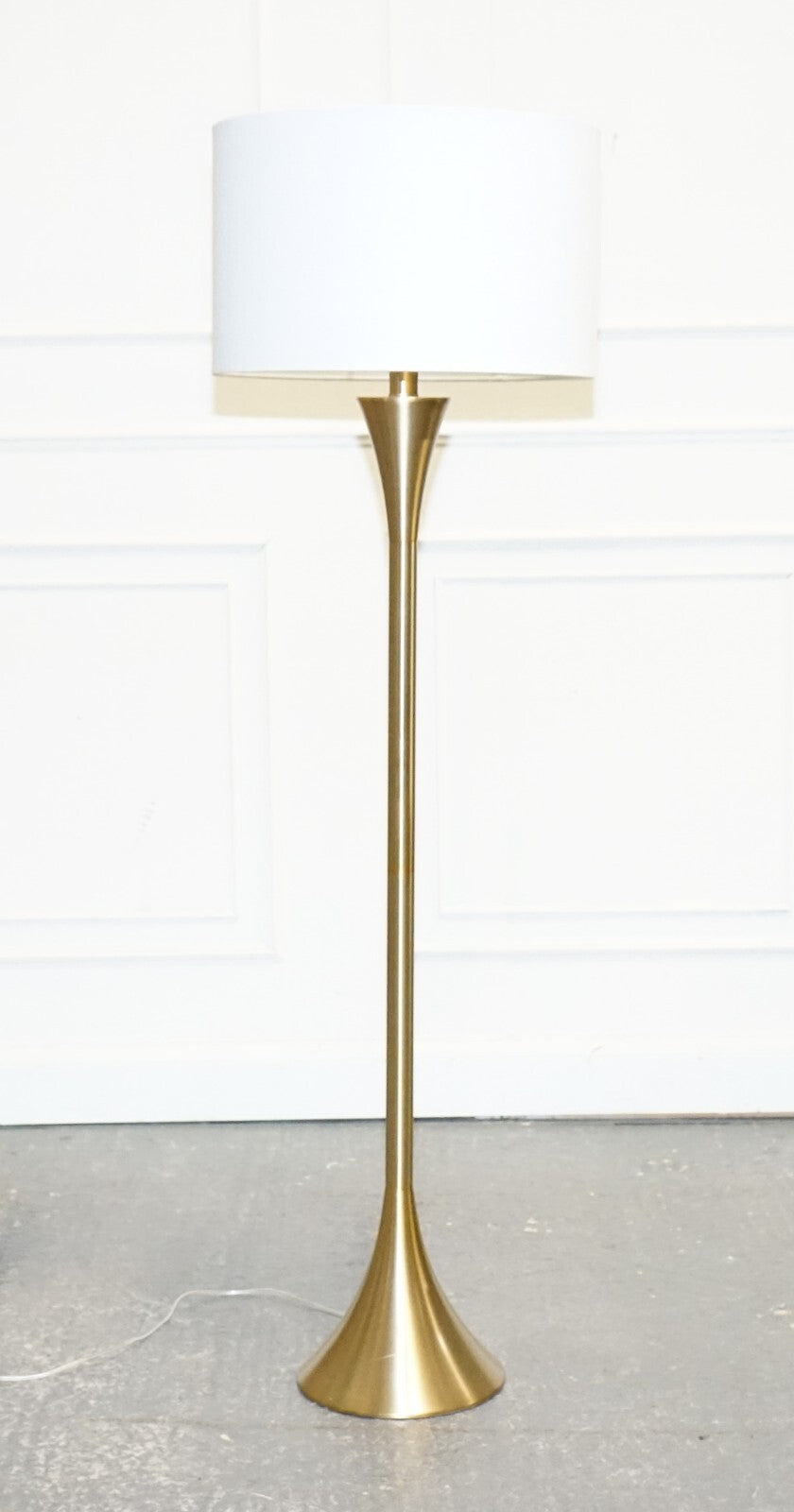 BEAUTIFUL GOLD FLOOR LAMP WITH WHITE SHADE
