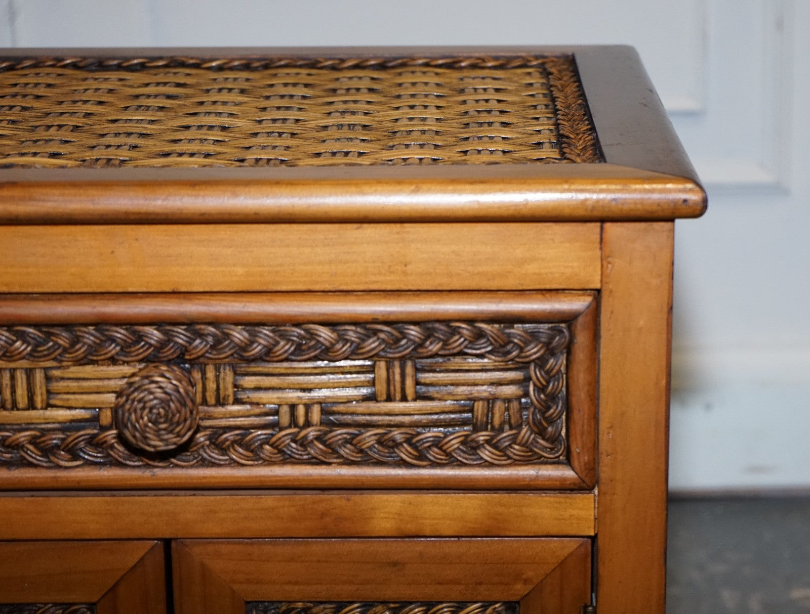 VINTAGE PAIR OF WICKER OR RATTAN NIGHTSTANDS BEDSIDE TABLES CUPBOARD & DRAWER