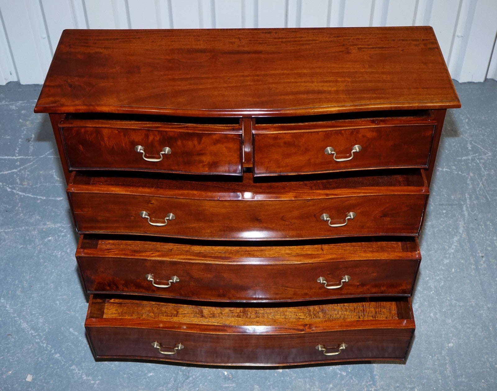 GEORGIAN REVIVAL STYLE SERPENTINE CHEST OF DRAWERS MADE BY BRIGHTS OF NETTLEBED