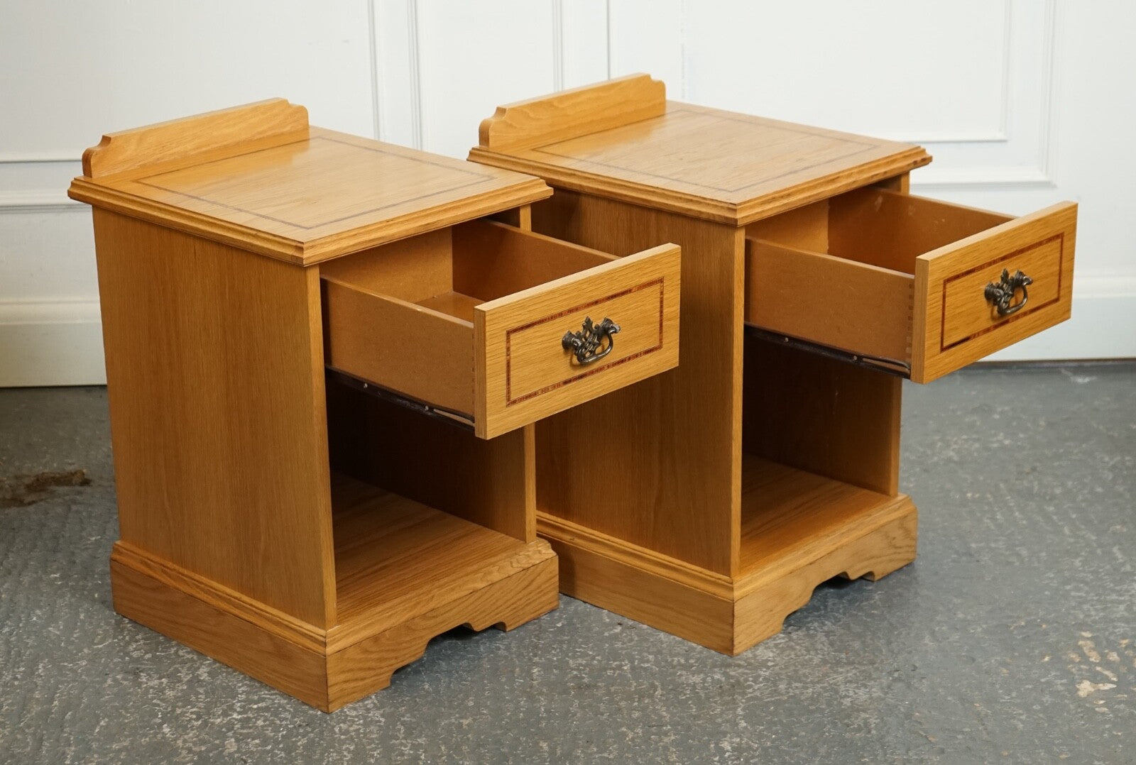 VINTAGE PAIR OF OAK KEATS BEDSIDE NIGHTSTAND CABINET MADE BY CURTIS FURNITURE J1