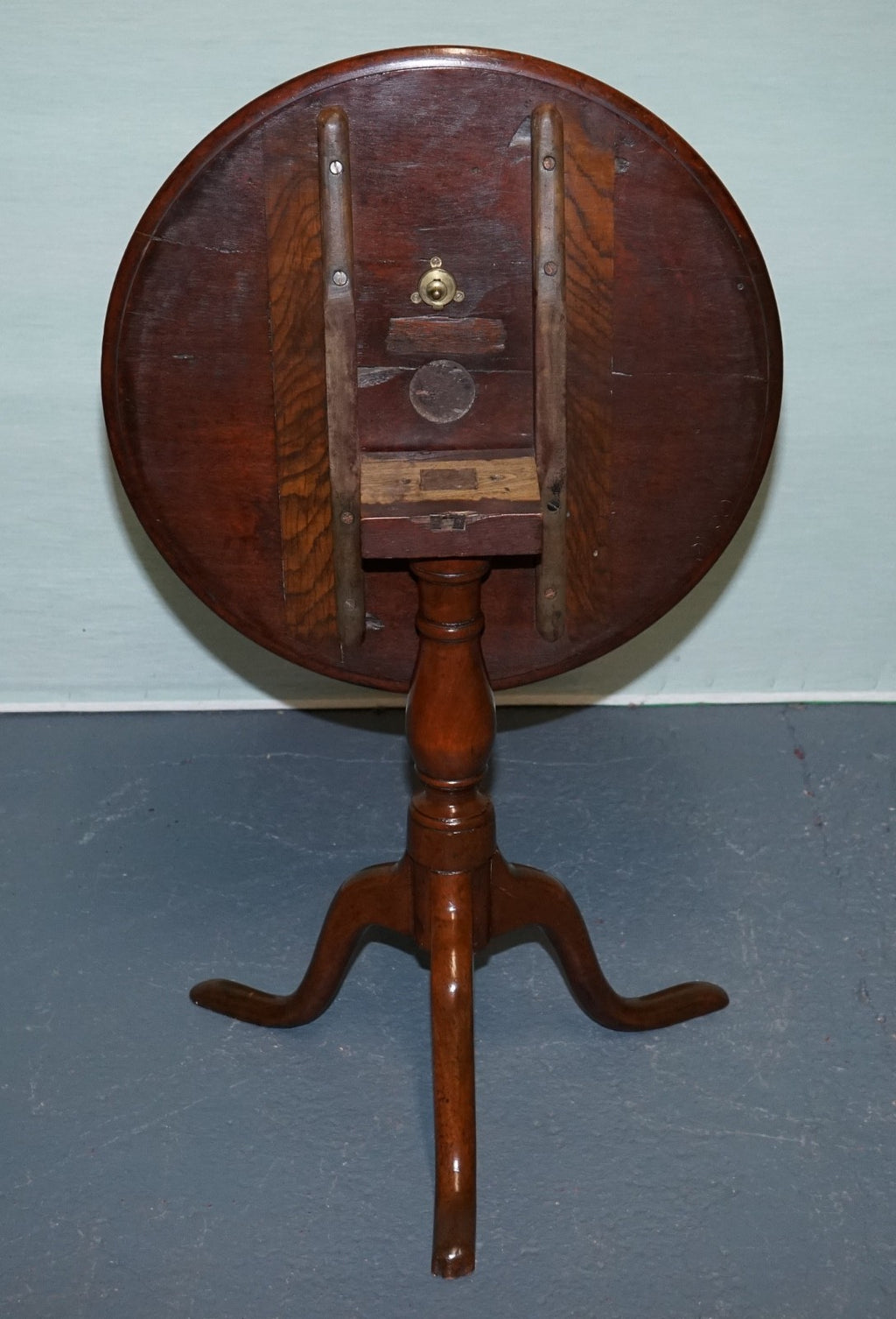 VICTORIAN HARDWOOD TILT TOP TRIPOD TABLE ROUND SIDE OR WiNE TABLE