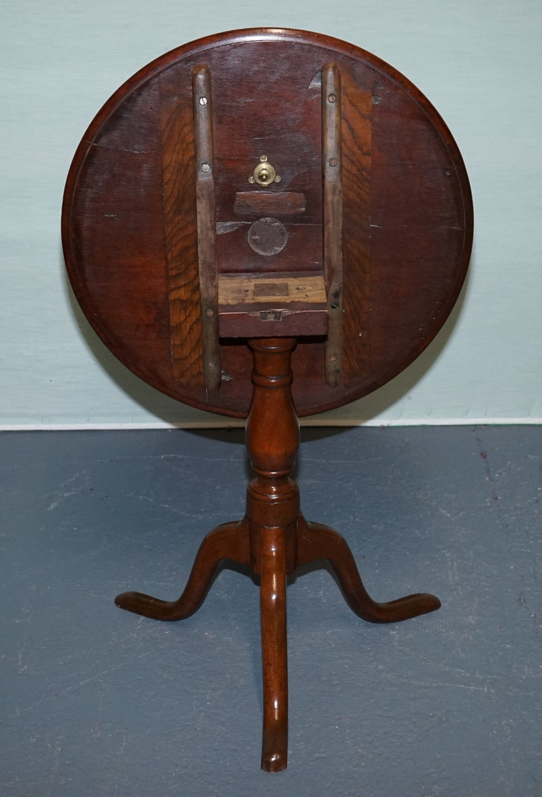 VICTORIAN HARDWOOD TILT TOP TRIPOD TABLE ROUND SIDE OR WiNE TABLE