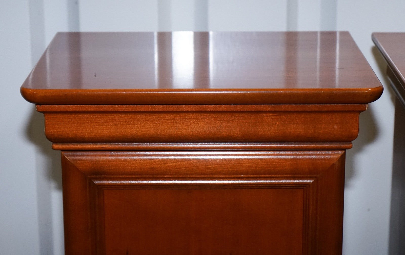 VINTAGE PAIR OF CHERRY WOOD FRENCH STYLE NIGHTSTANDS BEDSIDE TABLES