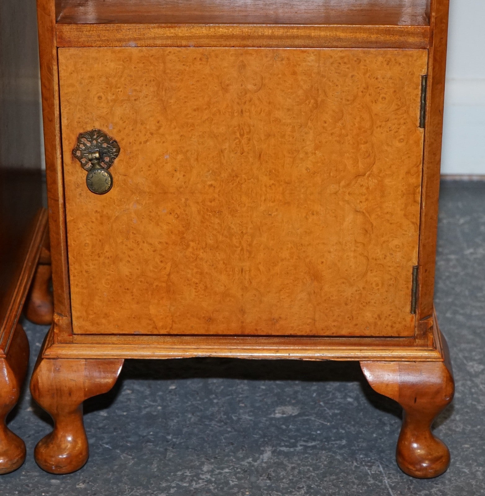 ANTIQUE PAIR OF ART DECO 1920'S LIGHT WALNUT  NIGHTSTANDS BEDSIDE TABLES
