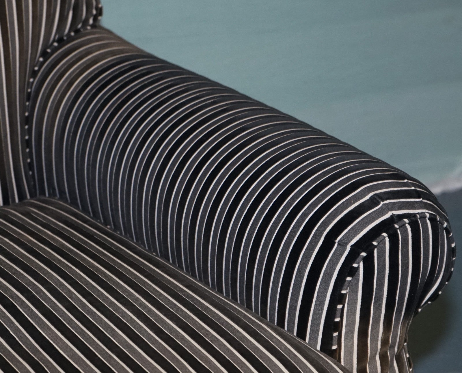 VINTAGE RALPH LAUREN FOR HENREDON STRIPED UPHOLSTERED CHAiR