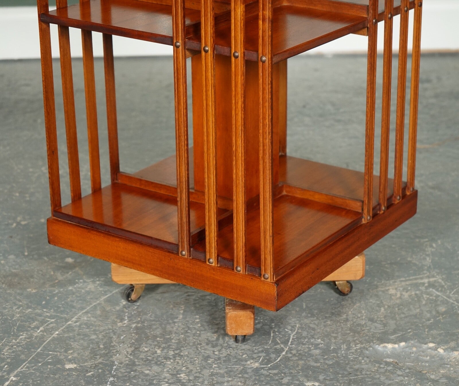 STUNNING BURR WALNUT SHERATON REVIVAL INLAID REVOLVING BOOKCASE END TABLE