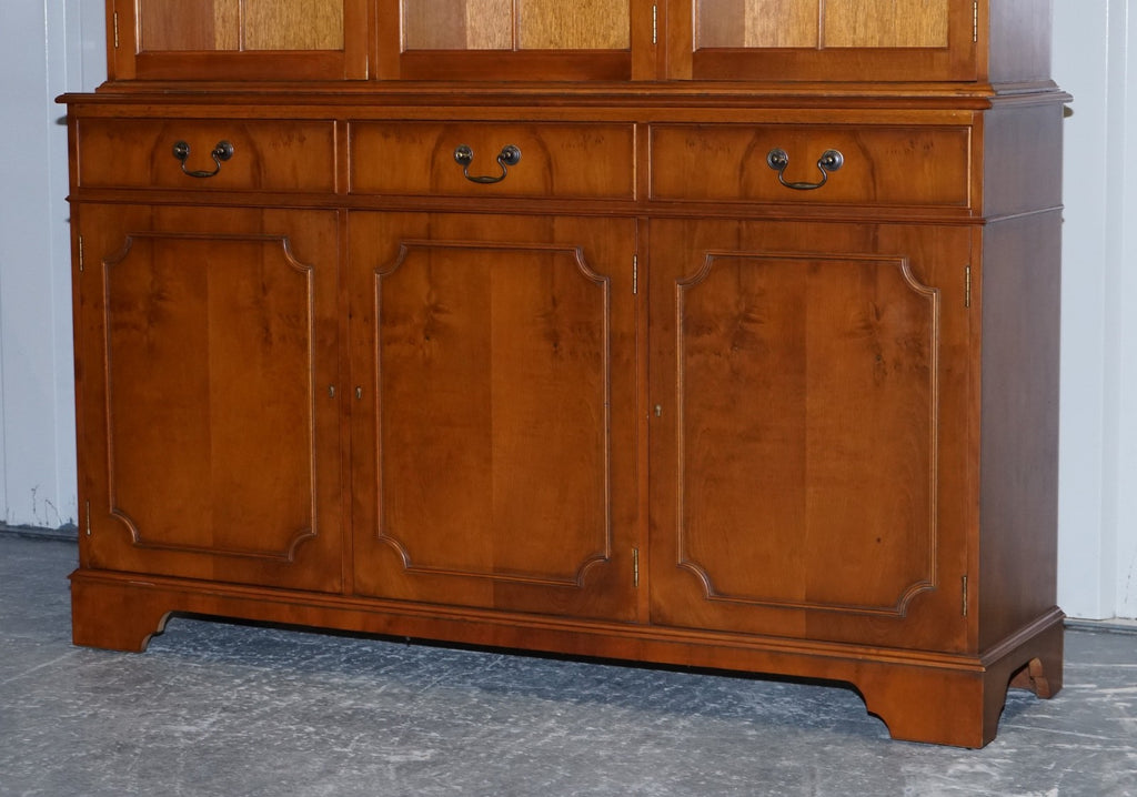 VINTAGE ENGLISH BURR YEW WOOD 3 DOOR GLAZED DISPLAY BOOKCASE CABiNET