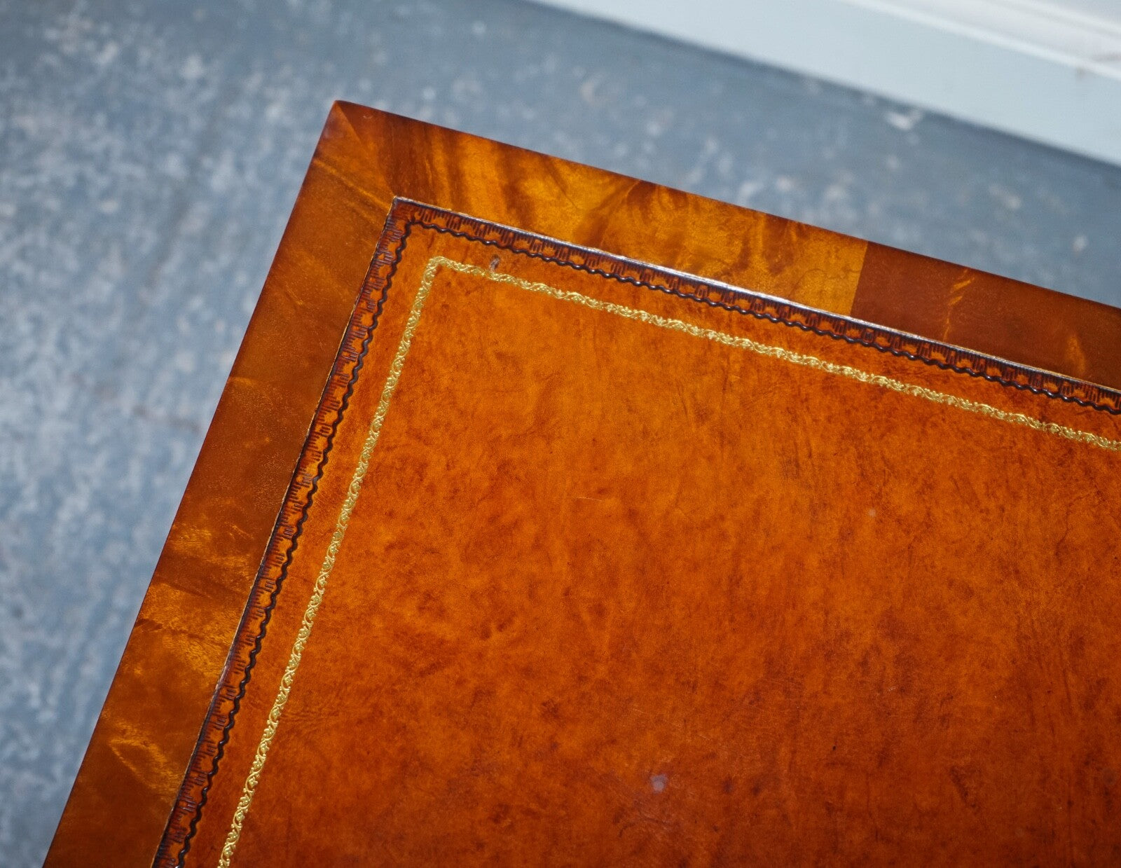 STUNNING REVIVAL INLAID REVOLVING BOOKCASE END TABLE WITH BROWN AGED LEATHER TOP
