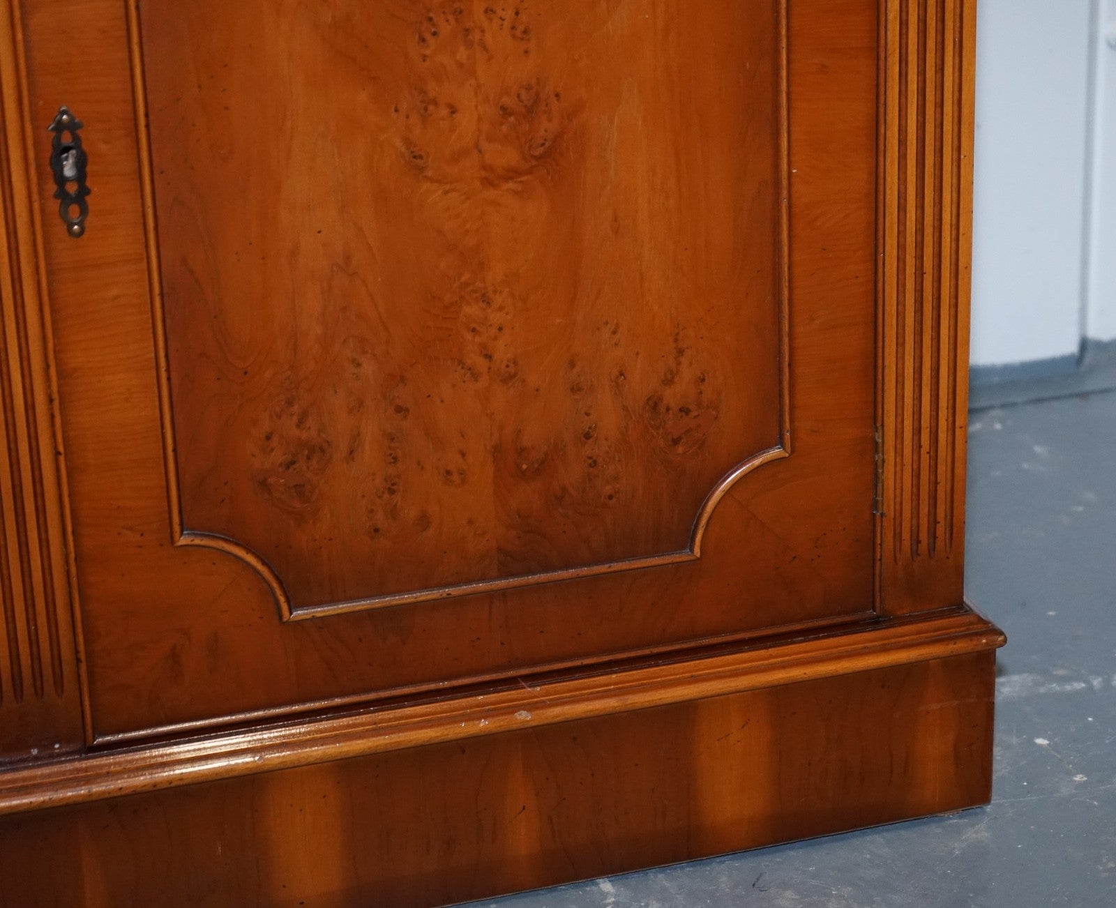 ANTIQUE GEORGIAN STYLE YEW WOOD FOUR DOOR DISPLAY CABINET BOOKCASE