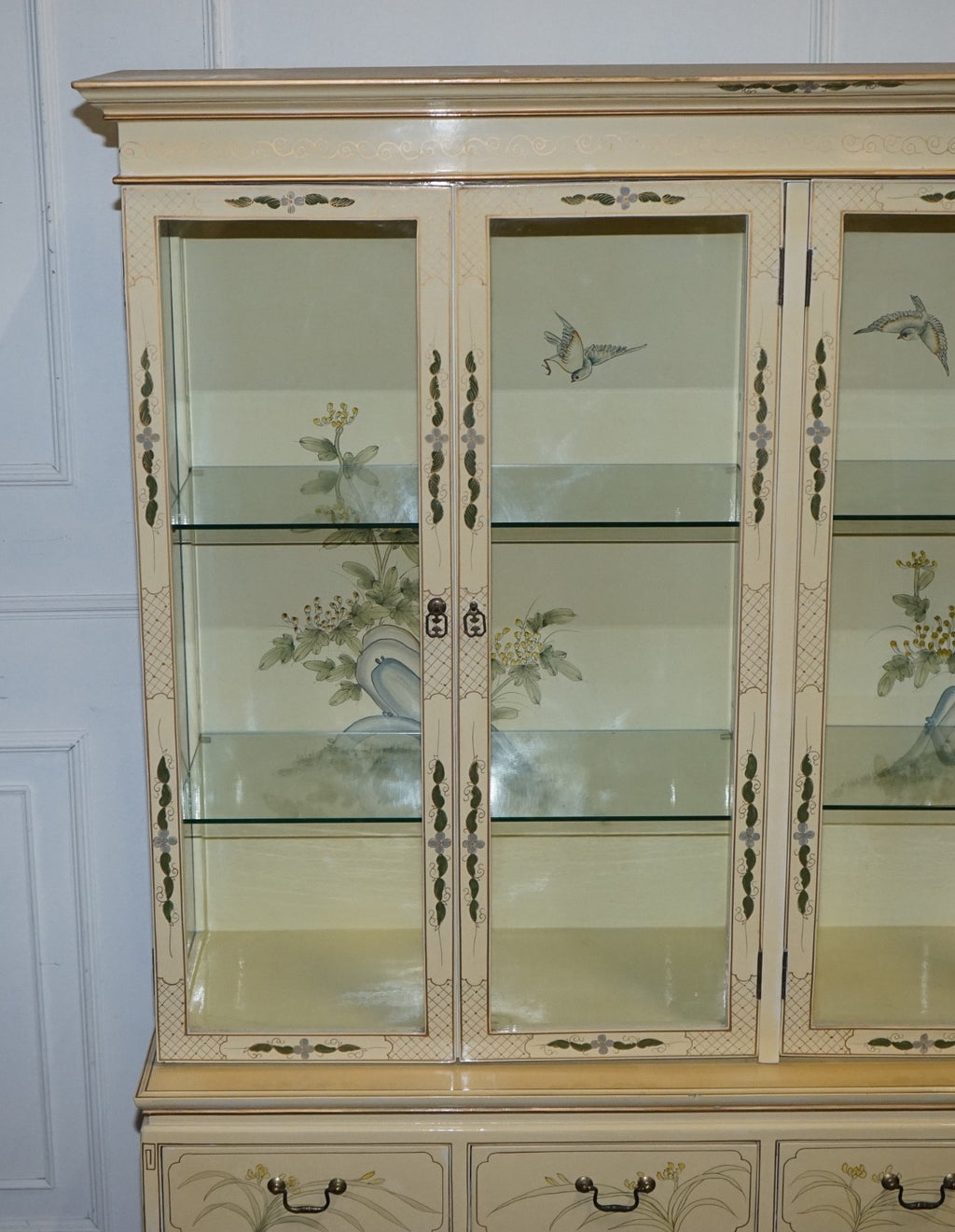VINTAGE ORIENTAL ASIAN CHINOISERIE CREAM LACQUER HAND PAINTED DISPLAY CABINET