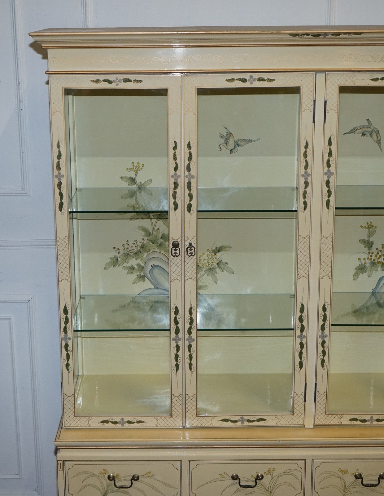 VINTAGE ORIENTAL ASIAN CHINOISERIE CREAM LACQUER HAND PAINTED DISPLAY CABINET
