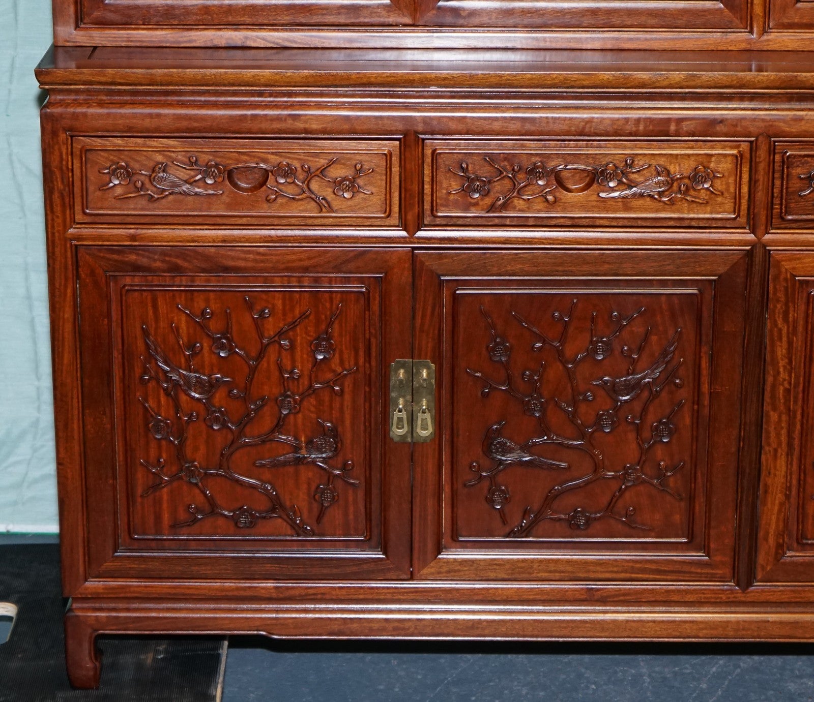 LARGE VINTAGE ORIENTAL CHINESE CARVED SOLID BOOKCASE DISPLAY CABINET WITH LIGHTS