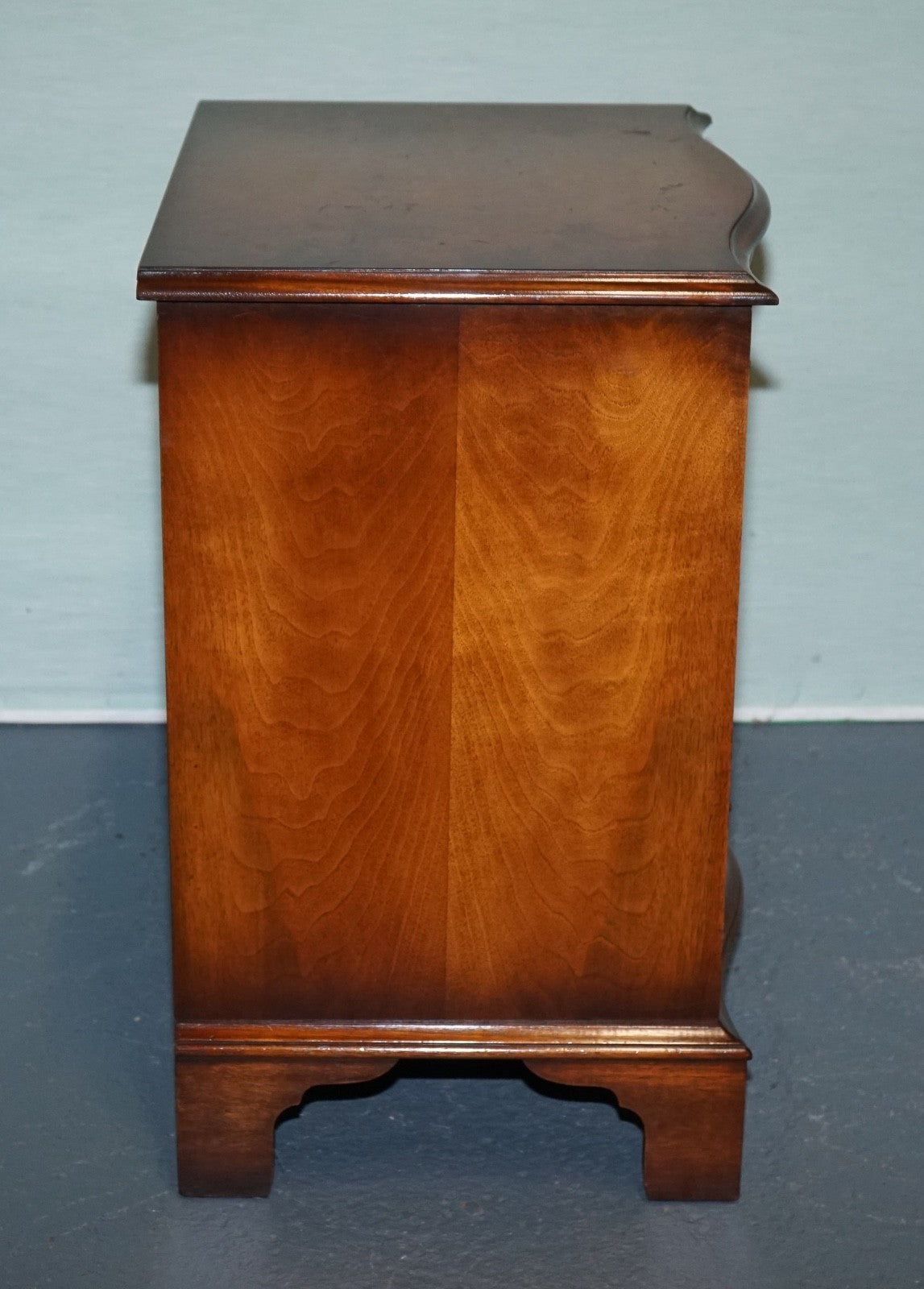 BEVAN FUNNELL REPRODUX BURR WALNUT SERPENTINE CHEST DRAWER BEDSIDE CABINET