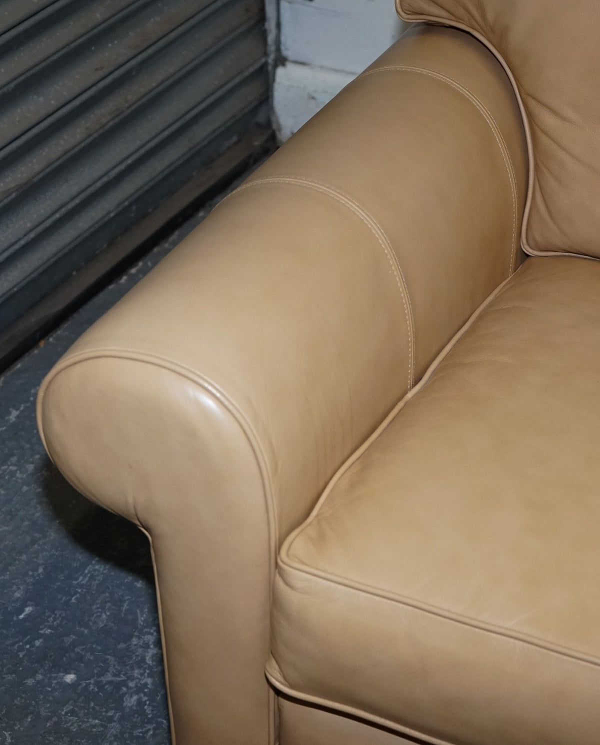 FINE LATTE BROWN LEATHER PAIR OF ARMCHAIRS MADE BY MULTIYORK ENGLAND