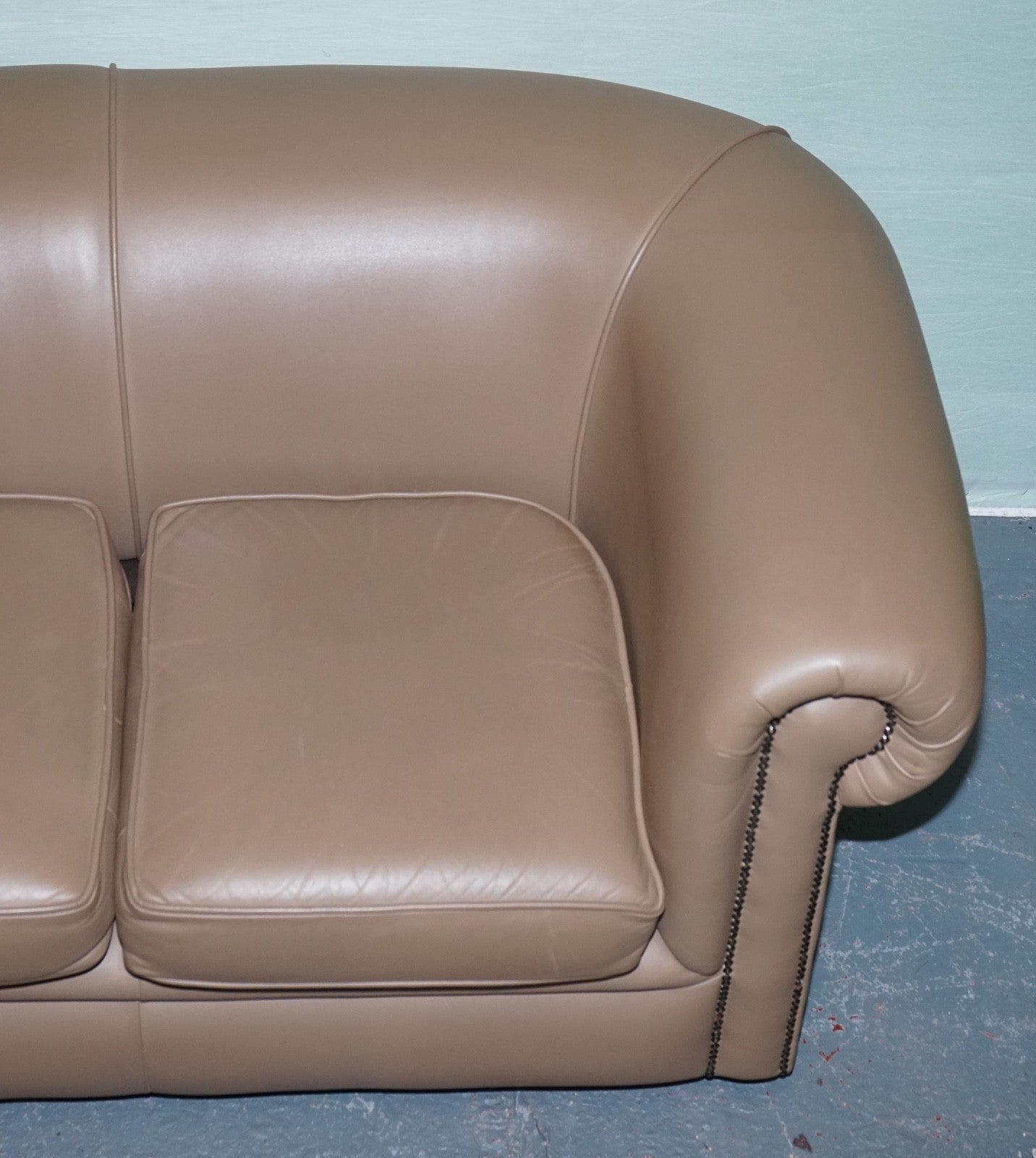 VINTAGE CHESTERFIELD ANDREW MUiRHEAD TAN LEATHER TUB TWO SEATER SOFA STUD DETAIL
