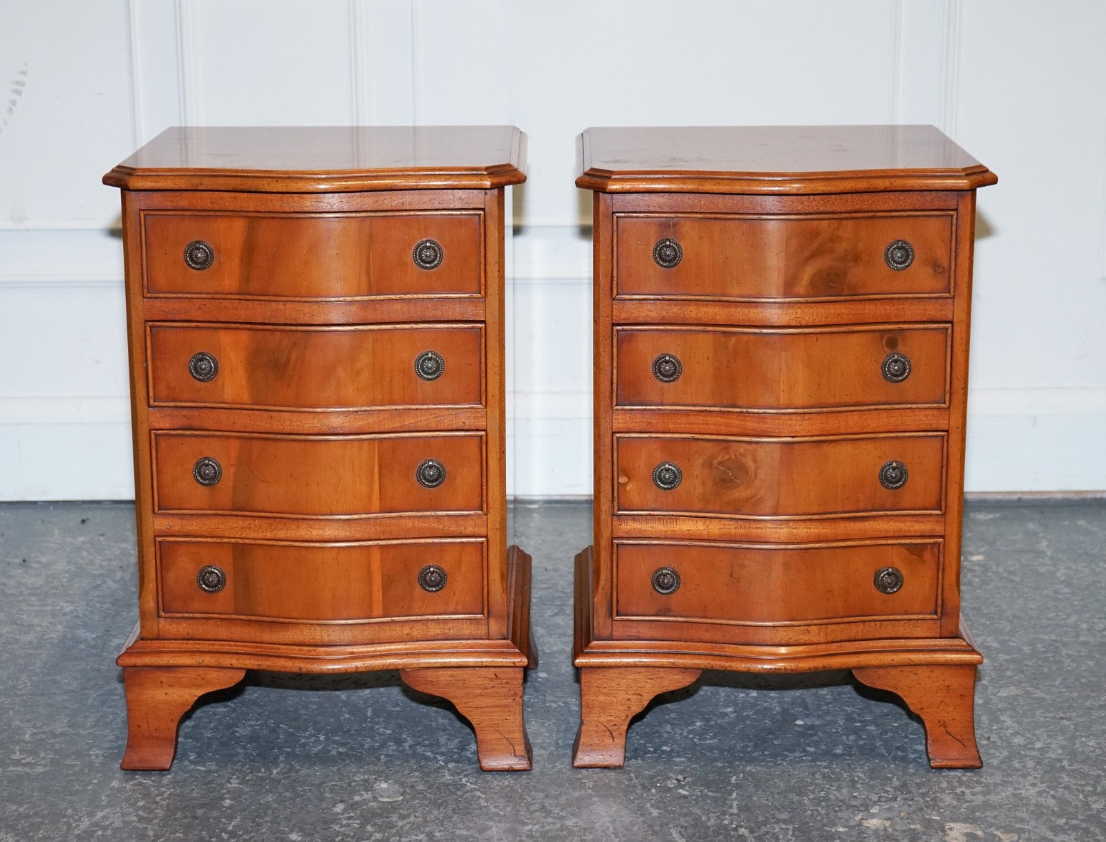 COMPACT SERPENTINE FRONT PAIR OF GEORGIAN STYLE YEW WOOD BEDSIDE NiGHTSTANDS
