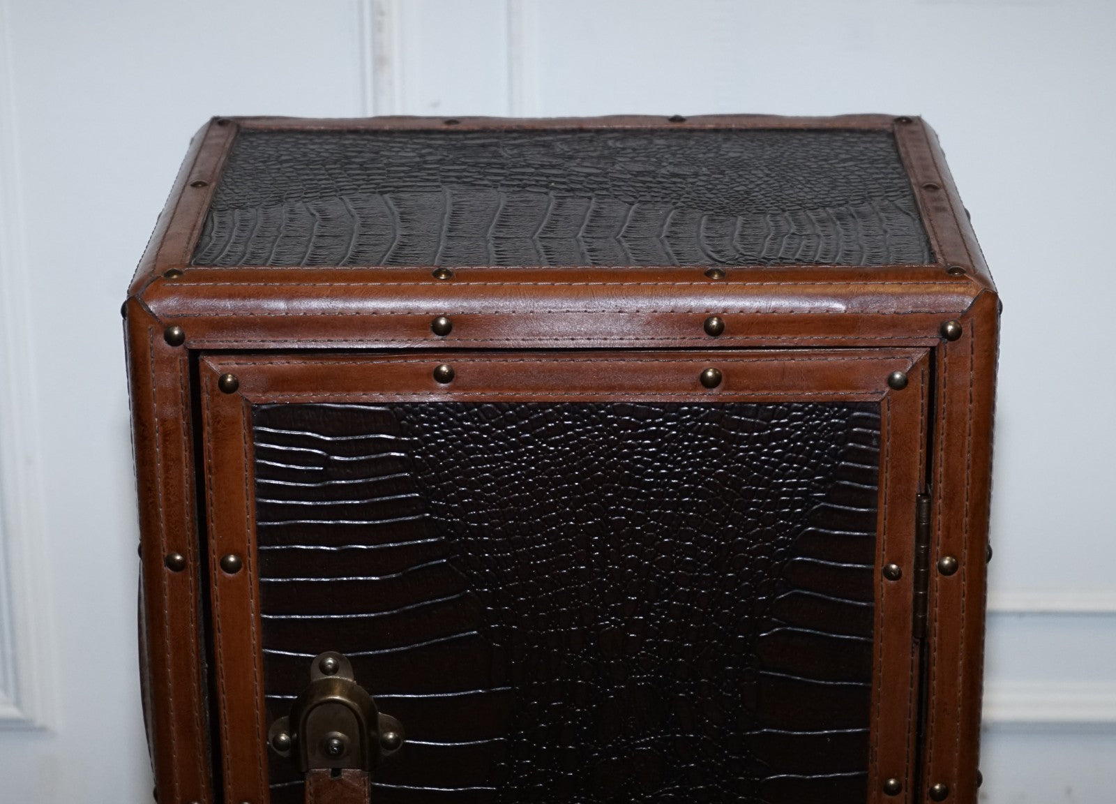 VINTAGE FAUX CROCODILE BROWN LEATHER SUITECASE TRUNK CUPBOARD LEATHER HANDLE