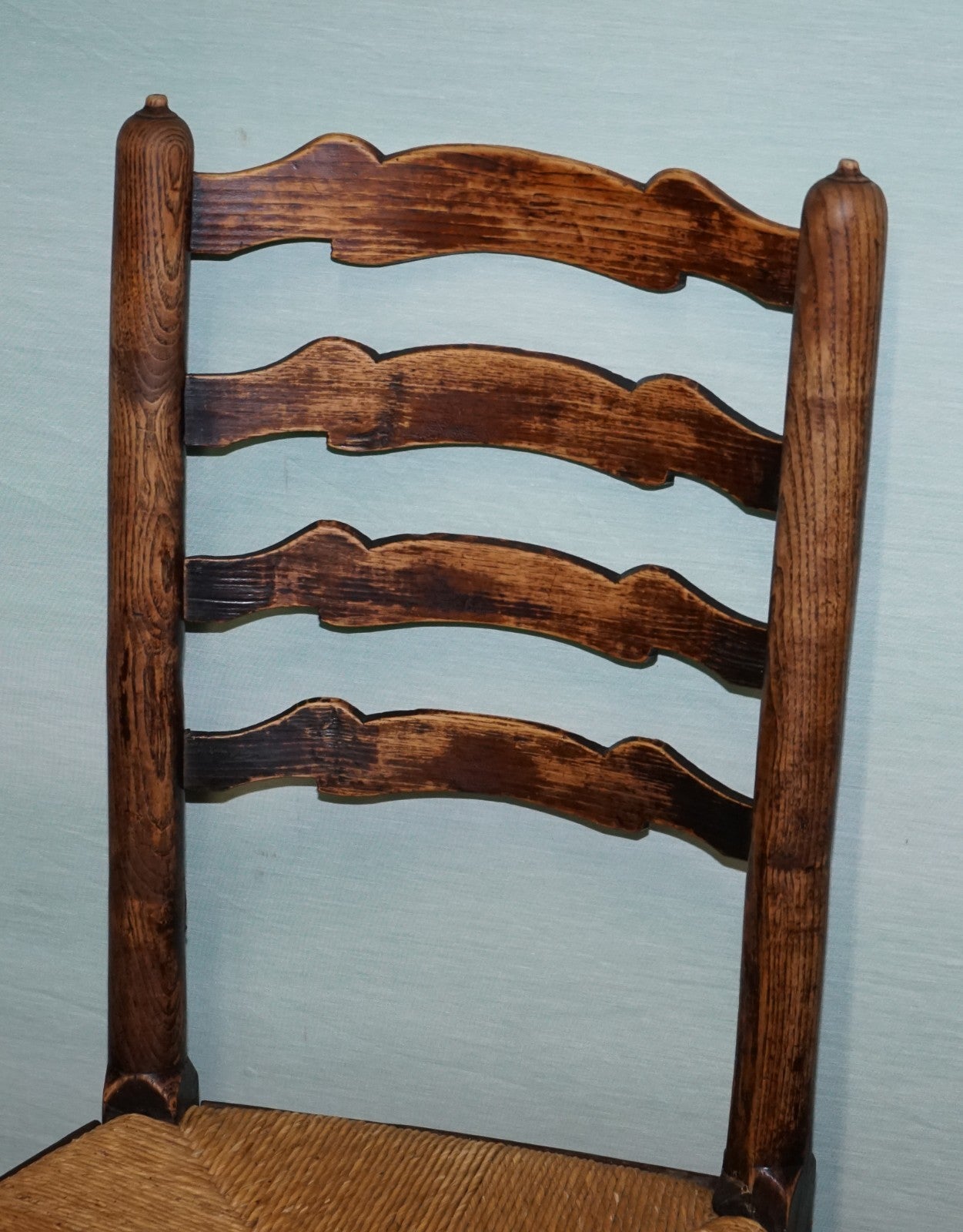 SET OF FOUR SOLID OAK COUNTRY HOUSE STRAW SEAT LADDER BACK DINING CHAIRS