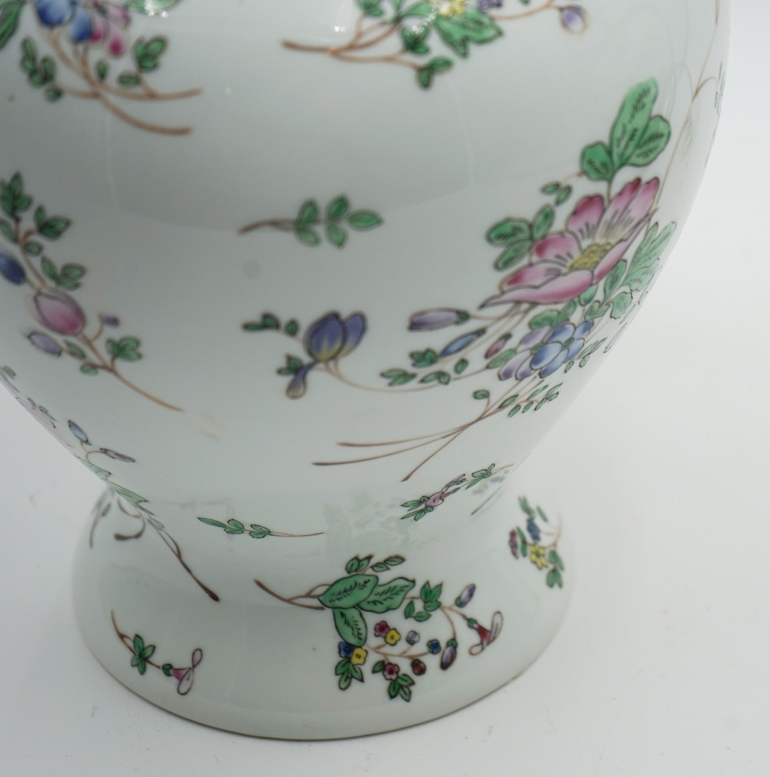 PAIR OF 1960'S CHINESE QIANLONG NIAN ZHI PORCELAIN VASES CONVERTED TABLE LAMPS