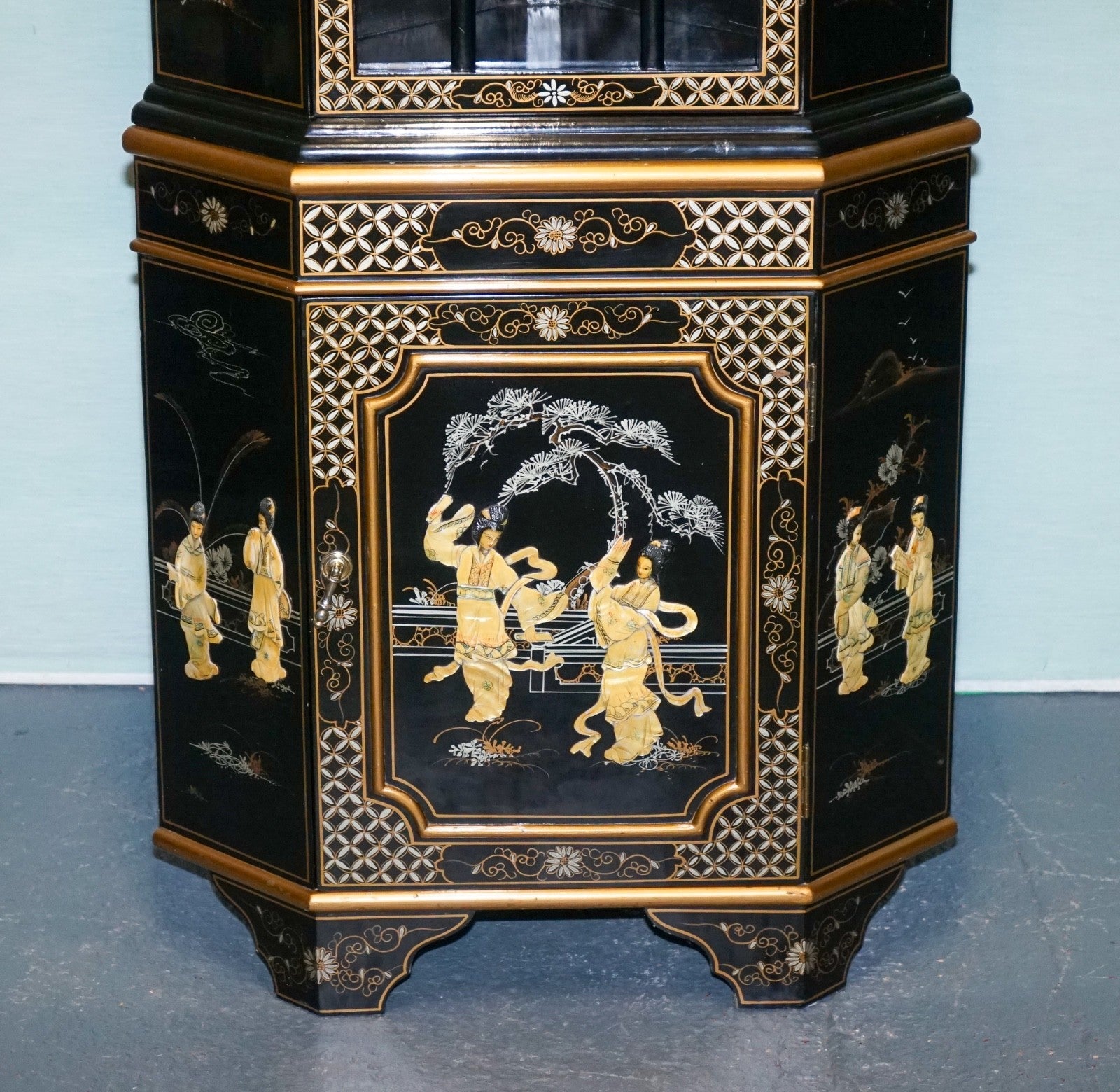 ELEGANT VINTAGE BLACK LACQUERED CORNER CABINET MOTHER PEARL & GILT INLAY