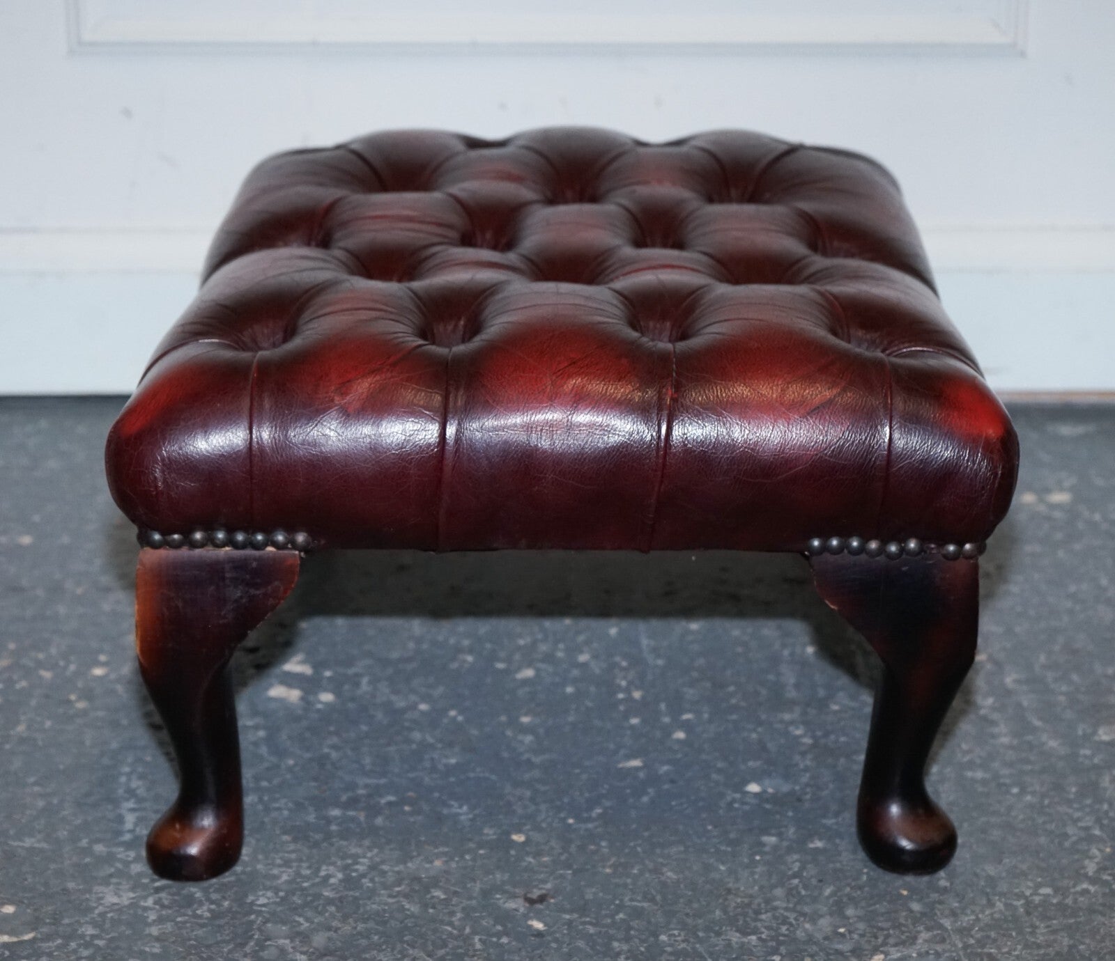VINTAGE BURGUNDY LEATHER CHESTERFIELD QUEEN ANNE LEGS FOOTSTOOL