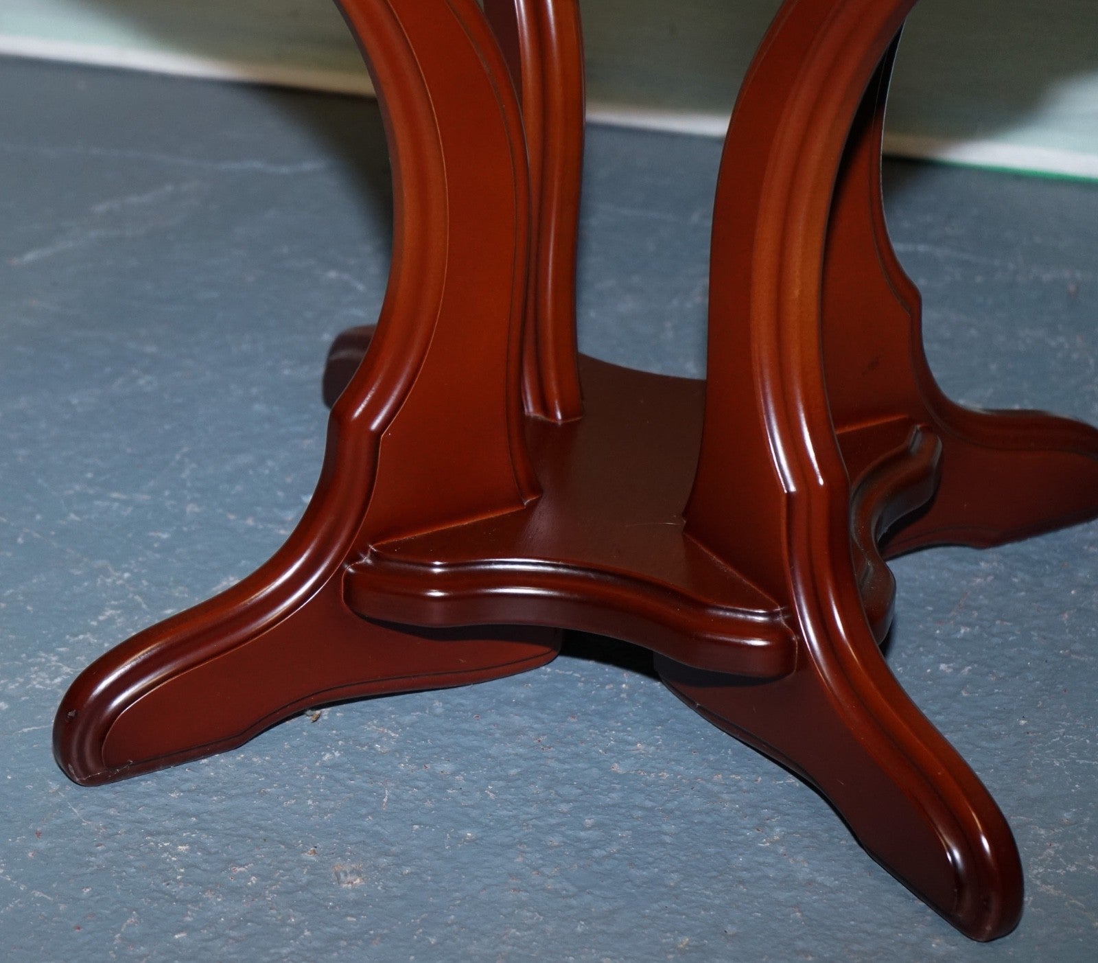 REGENCY STYLE CLASSIC ROUND SiDE TABLE PLANT TABLE
