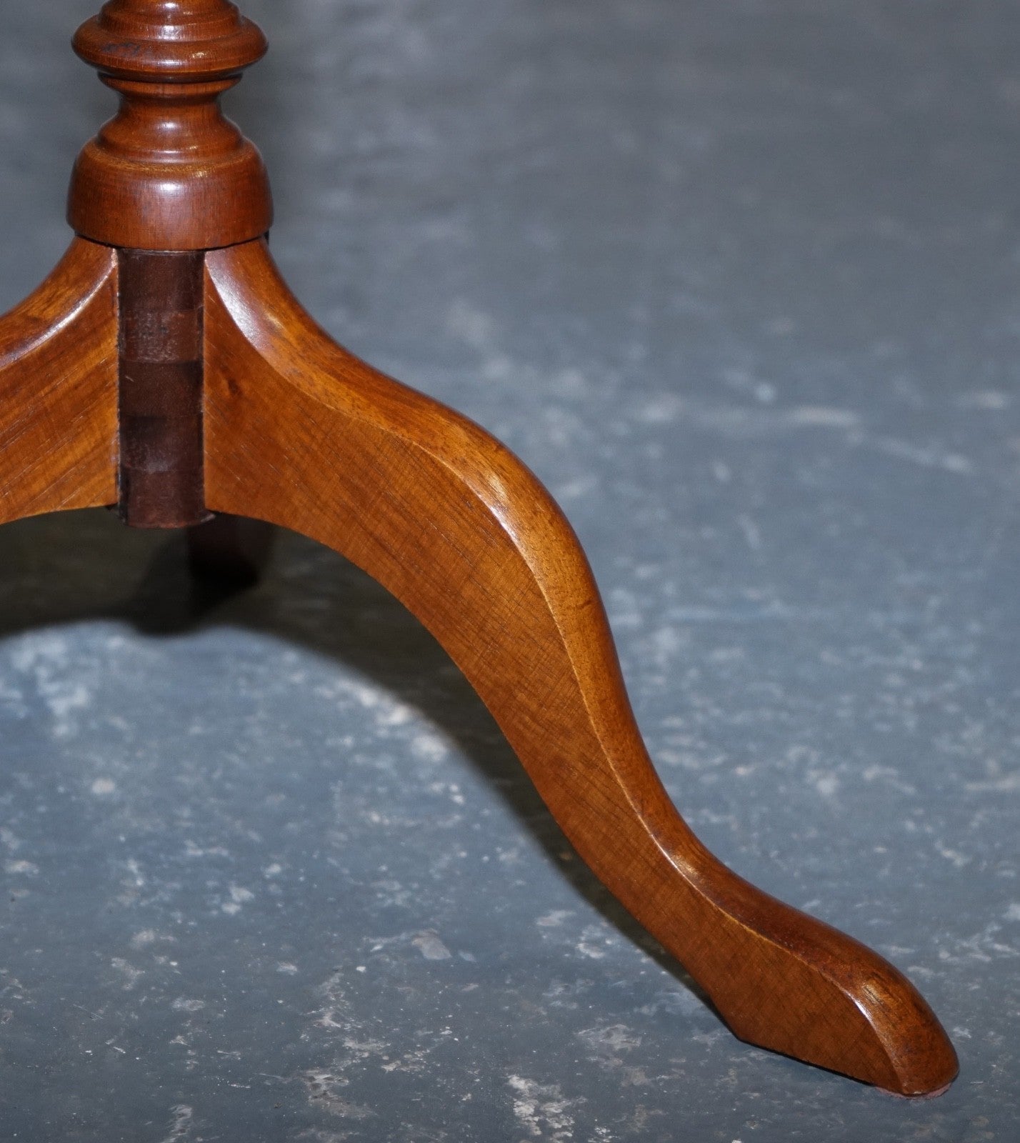 VINTAGE GEORGIAN STYLE TRIPOD TABLE WITH SCALLOPED EDGE & BROWN LEATHER TOP