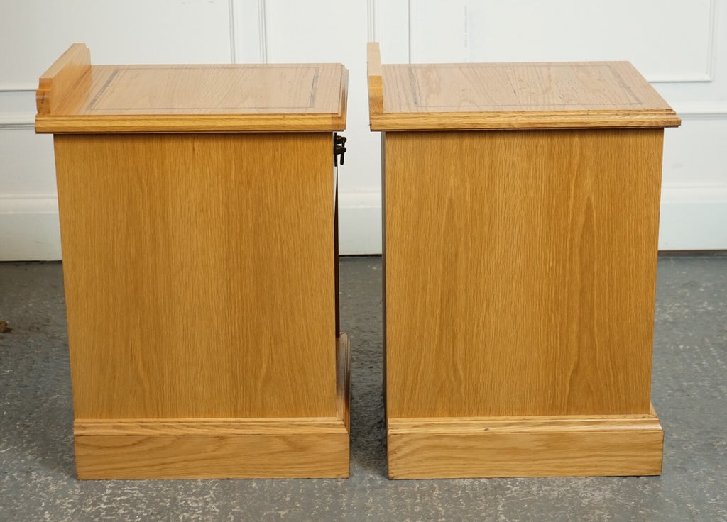 VINTAGE PAIR OF OAK KEATS BEDSIDE NIGHTSTAND CABINET MADE BY CURTIS FURNITURE J1