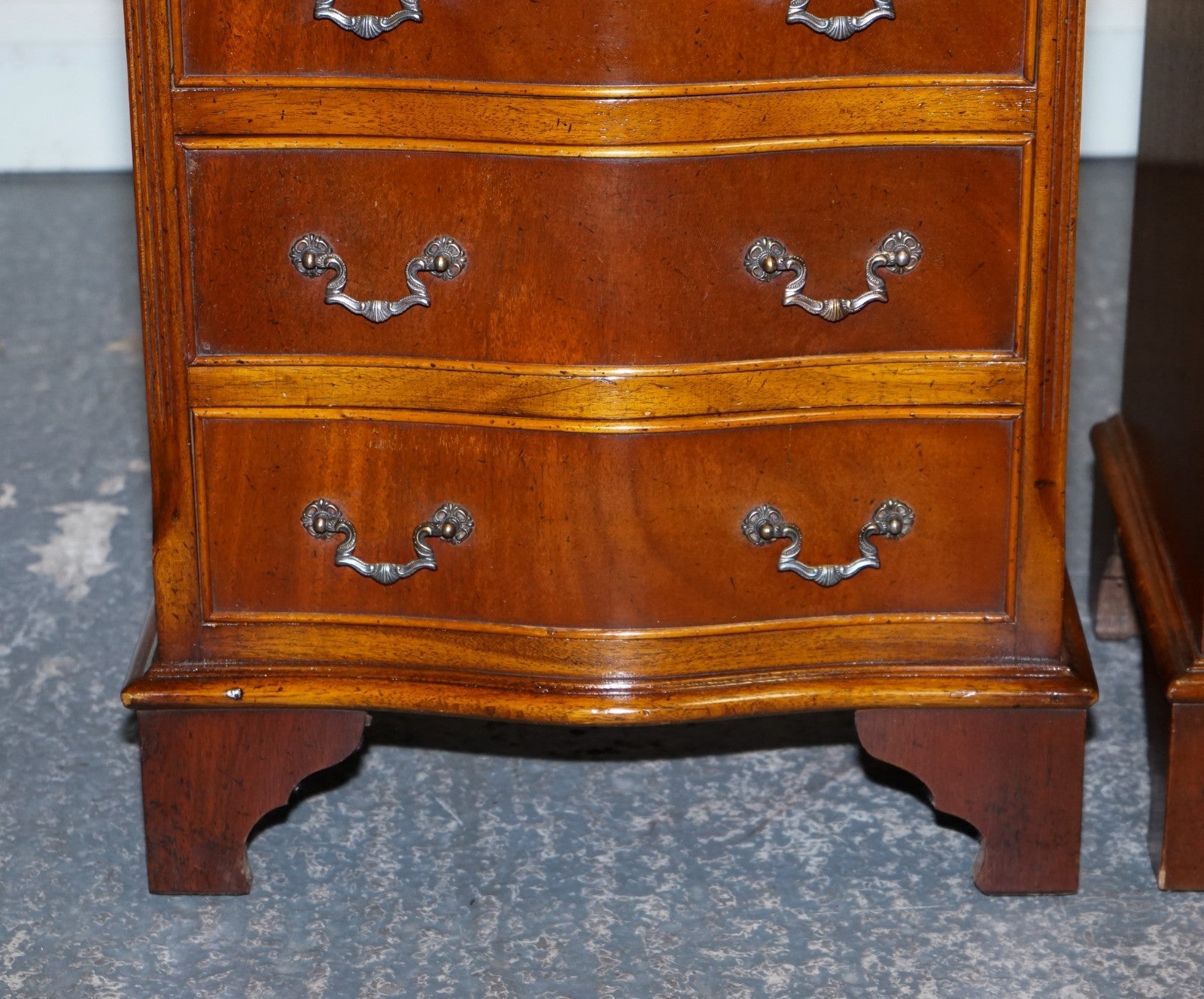 PAIR OF SERPENTINE GEORGIAN STYLE  NIGHTSTANDS BEDSIDE TABLES WITH FOUR DRAWERS