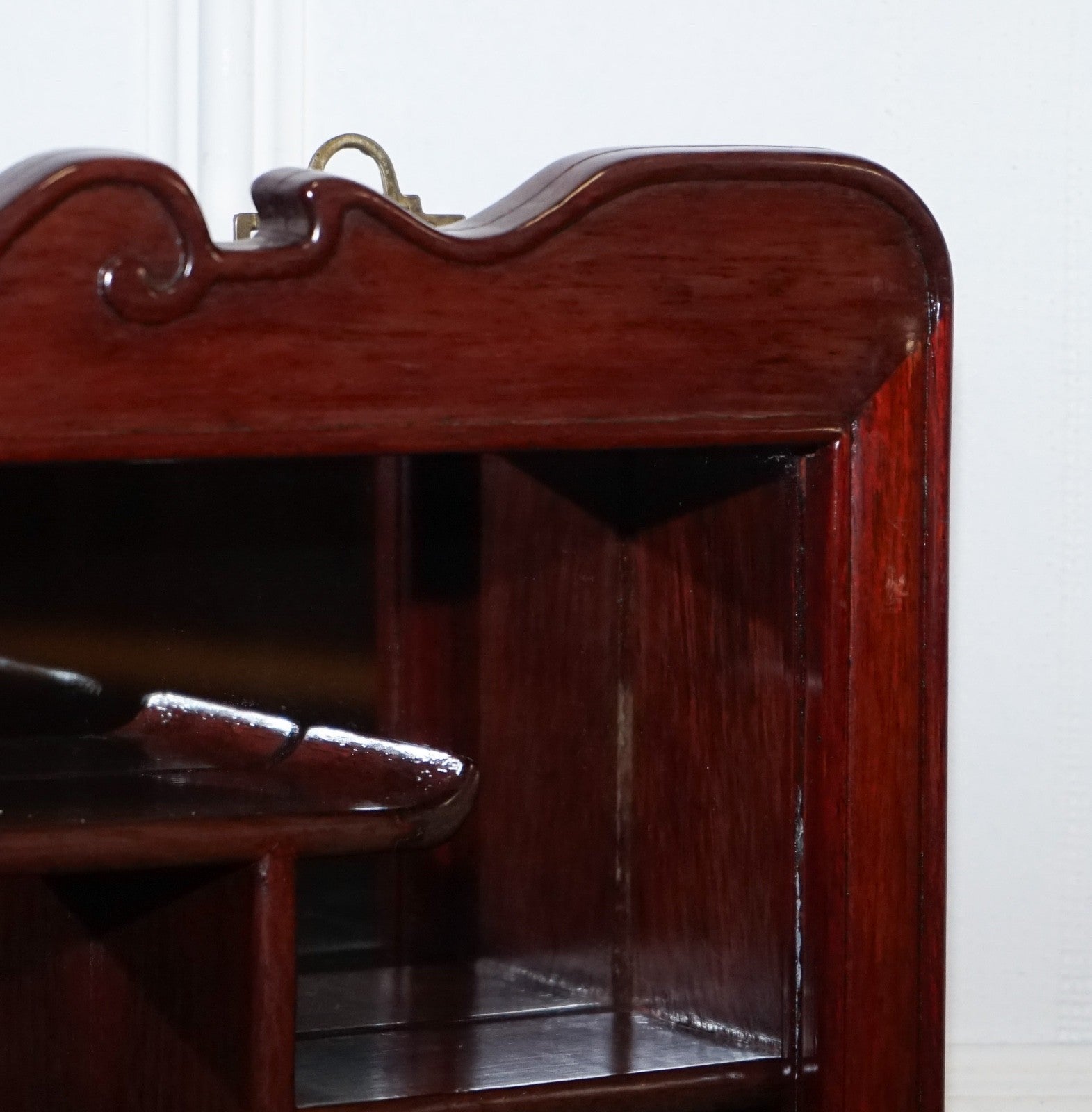 ASIAN ORIENTAL CHINESE STANDING OR HANGING WALL MOUNT DISPLAY CABINET