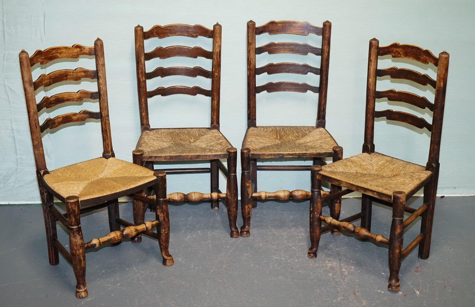 SET OF FOUR SOLID OAK COUNTRY HOUSE STRAW SEAT LADDER BACK DINING CHAIRS