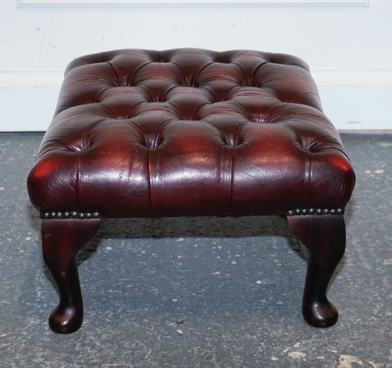 VINTAGE BURGUNDY LEATHER CHESTERFIELD QUEEN ANNE LEGS FOOTSTOOL