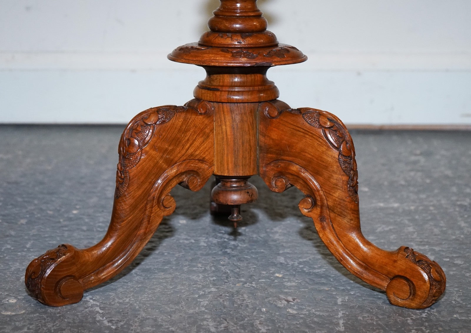 ANTIQUE MARQUETRY BURR WALNUT PEDESTAL SIDE END TABLE WITH CARVED & TURNED BASE