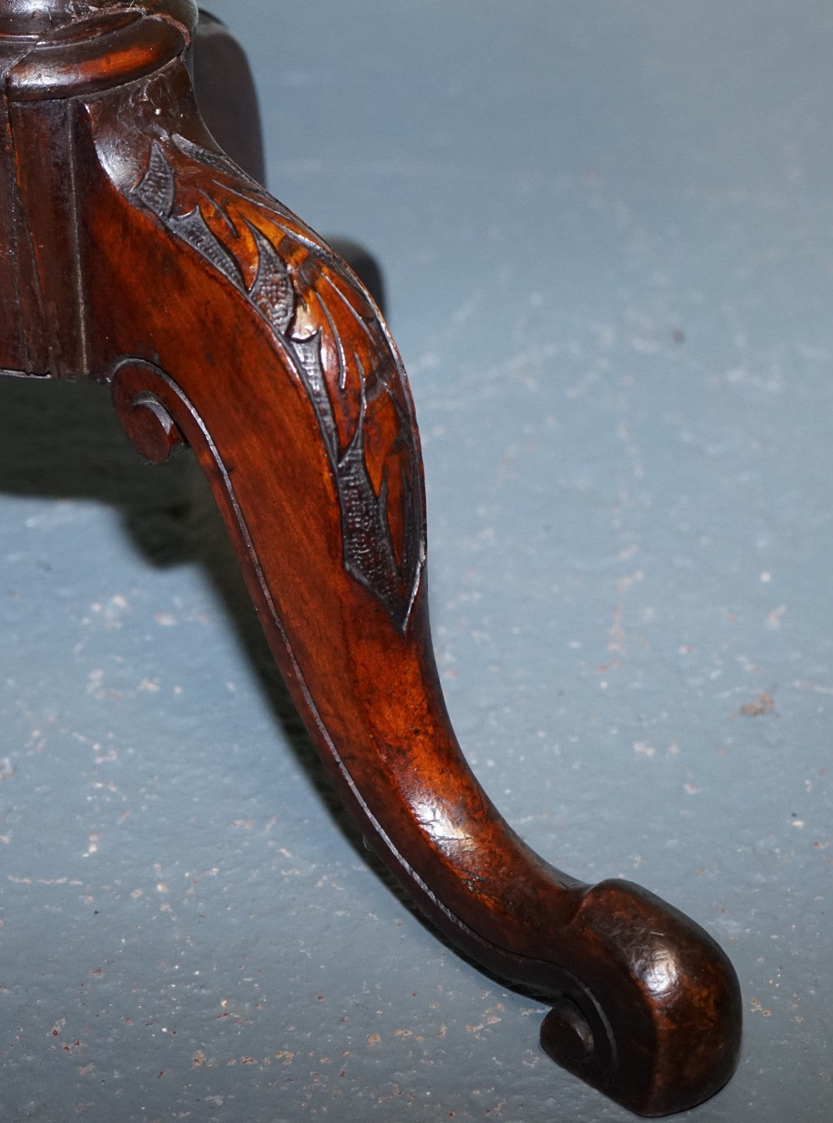 ANTIQUE VICTORIAN TRIPOD SIDE TABLE ROUND WINE TABLE WITH CABRIOLE LEGS