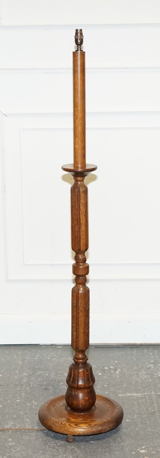 ANTIQUE CIRCA 1910 SOLID OAK STANDARD FLOOR LAMP WITH ROUND BASE