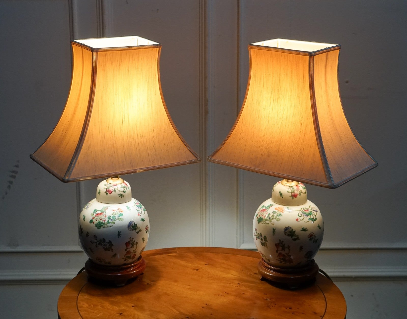 PAIR OF VINTAGE ORIENTAL ASIAN HAND PAINTED TABLE LAMPS WITH LAMP SHADES