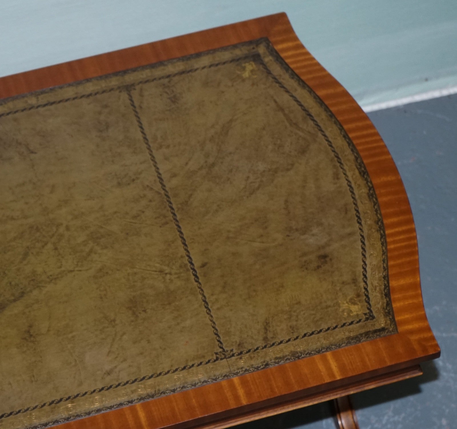 LARGE VINTAGE HUNTER GREEN LEATHER TOP COFFEE TABLE