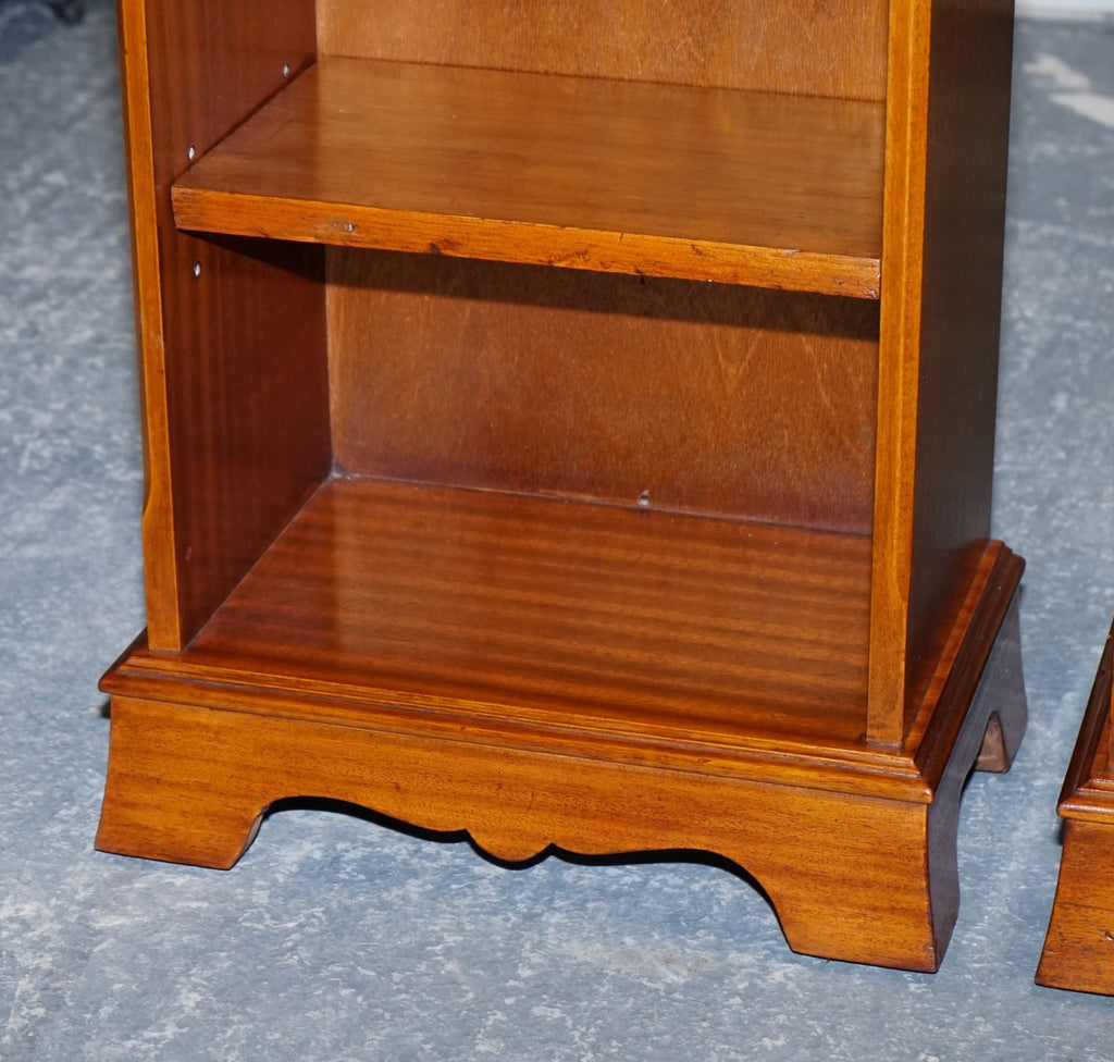 VINTAGE PAIR OF GEORGIAN STYLE WALNUT BEDSIDES NIGHTSTANDS SIDE TABLES