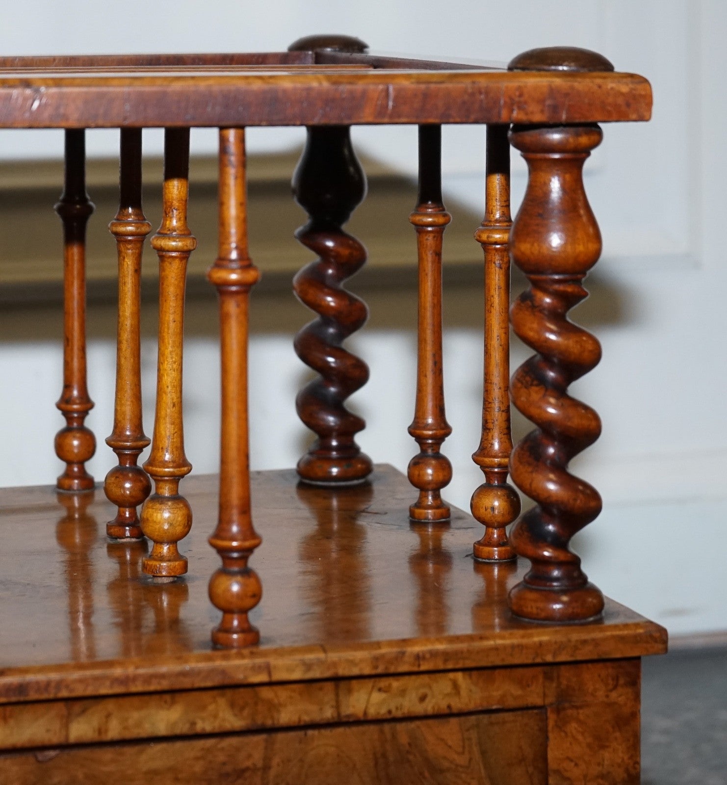 FINE ANTIQUE VICTORIAN 1860 BURR WALNUT CANTERBURY MAGAZINE RACK BOBBIN COLUMNS