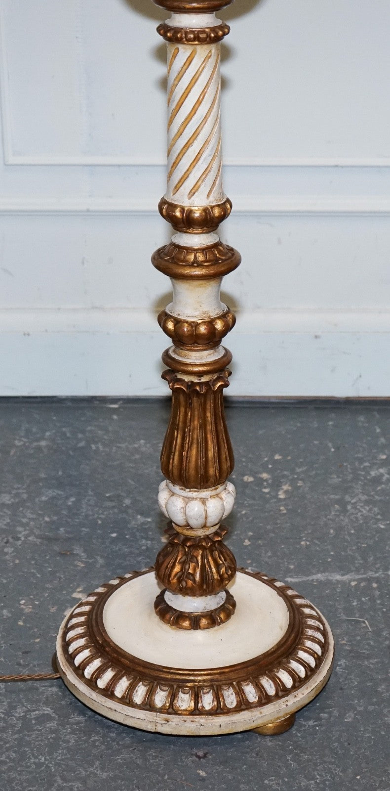 ITALIAN FLORENTINE STYLE CARVED & HAND PAINTED WHITE & GILT STANDARD FLOOR LAMP