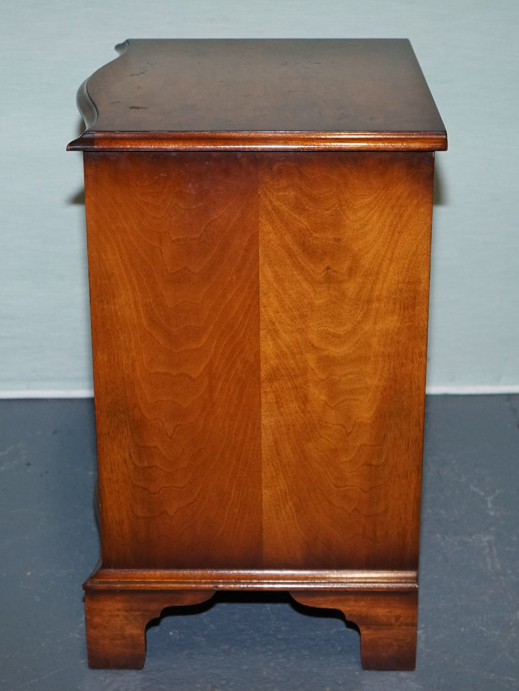BEVAN FUNNELL REPRODUX BURR WALNUT SERPENTINE CHEST DRAWER BEDSIDE CABINET